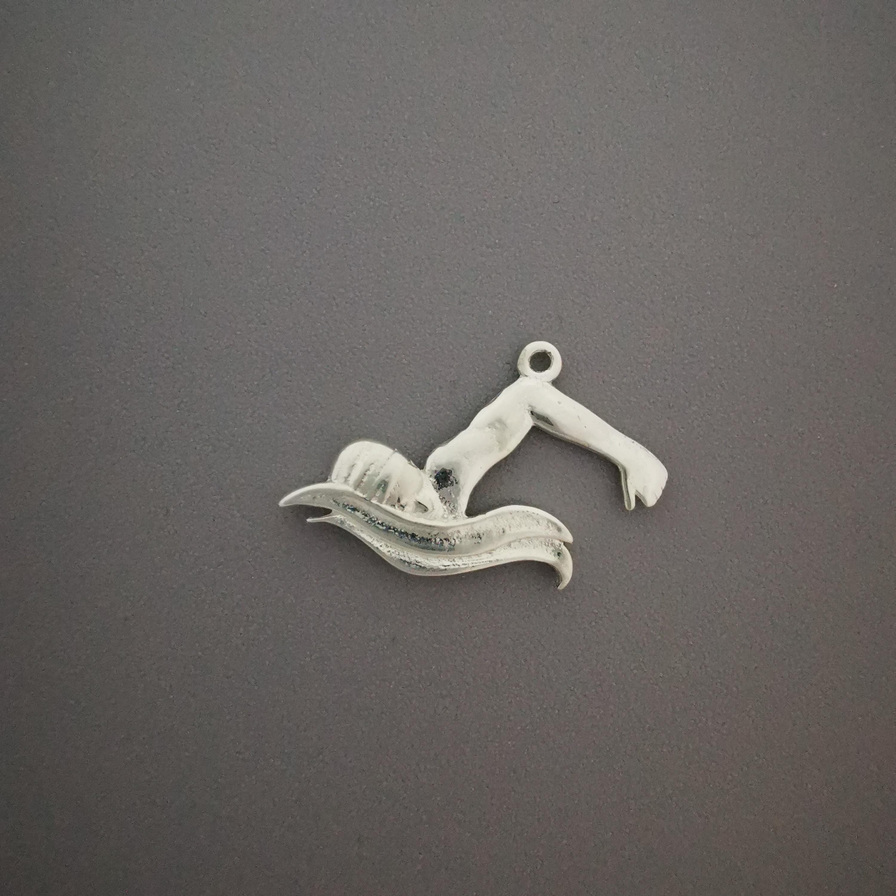 Плувец (кроул) – Мъжки спортен медальон от сребро 925 с класическо покритие – Ръчно изработено спортно бижу – Идеален подарък за мъж, фен на плуването – SSJ