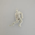 Хокеист (водене на шайба) – Мъжки спортен медальон от сребро 925 с класическо покритие – Ръчно изработено спортно бижу – Идеален подарък за мъж, фен на хокея – SSJ