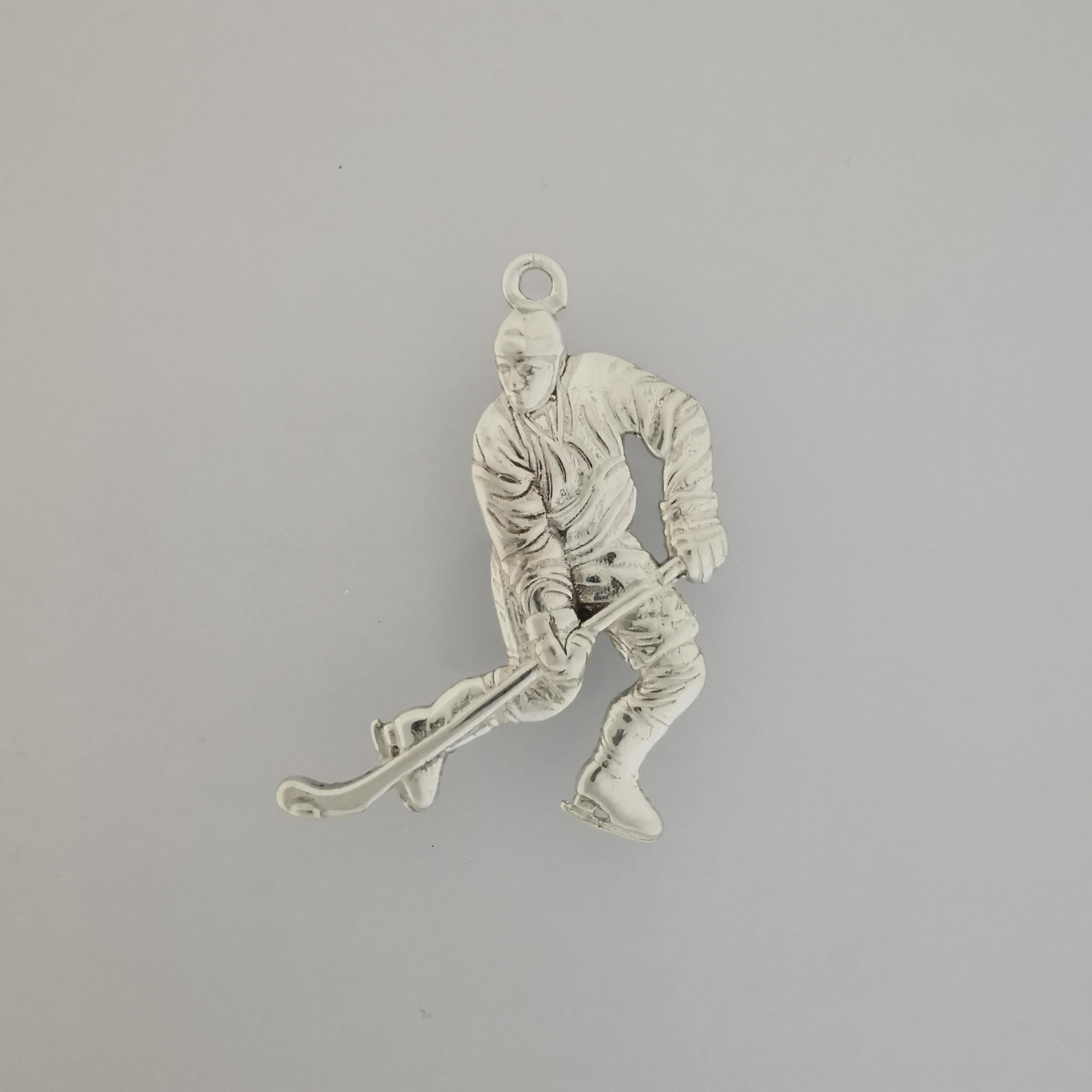 Хокеист (водене на шайба) – Мъжки спортен медальон от сребро 925 с класическо покритие – Ръчно изработено спортно бижу – Идеален подарък за мъж, фен на хокея – SSJ