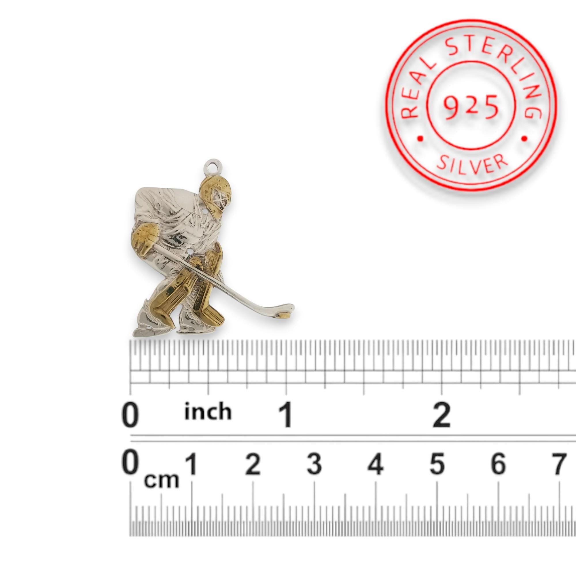 Хокеист (вратар) – Мъжки спортен медальон от сребро 925 с частично позлатено покритие – Ръчно изработено спортно бижу – Идеален подарък за мъж, фен на хокея – SSJ