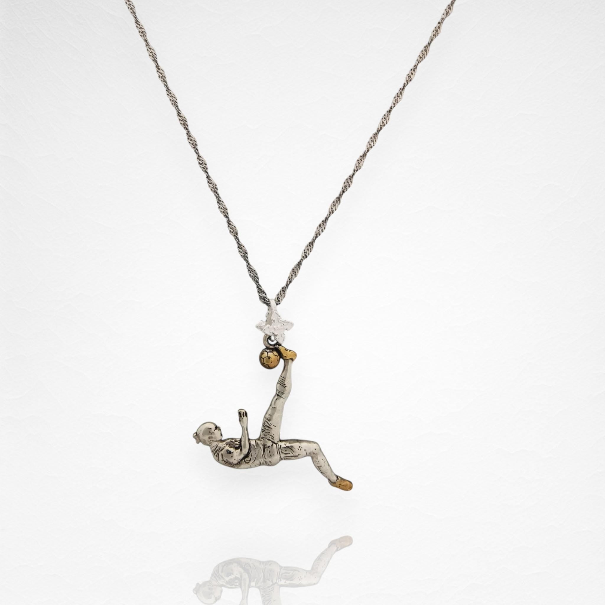 Футболист (задна ножица) – Мъжки спортен медальон от сребро 925 с винтидж покритие – Ръчно изработено спортно бижу – Идеален подарък за мъж, фен на футбола – SSJ