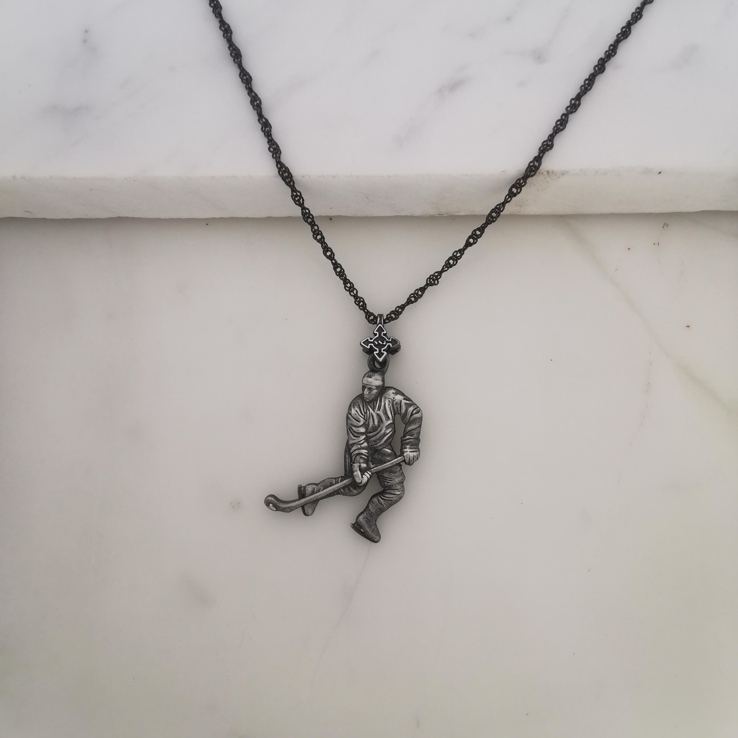 Хокеист (водене на шайба) – Мъжки спортен медальон от сребро 925 с винтидж покритие – Ръчно изработено спортно бижу – Идеален подарък за мъж, фен на хокея – SSJ