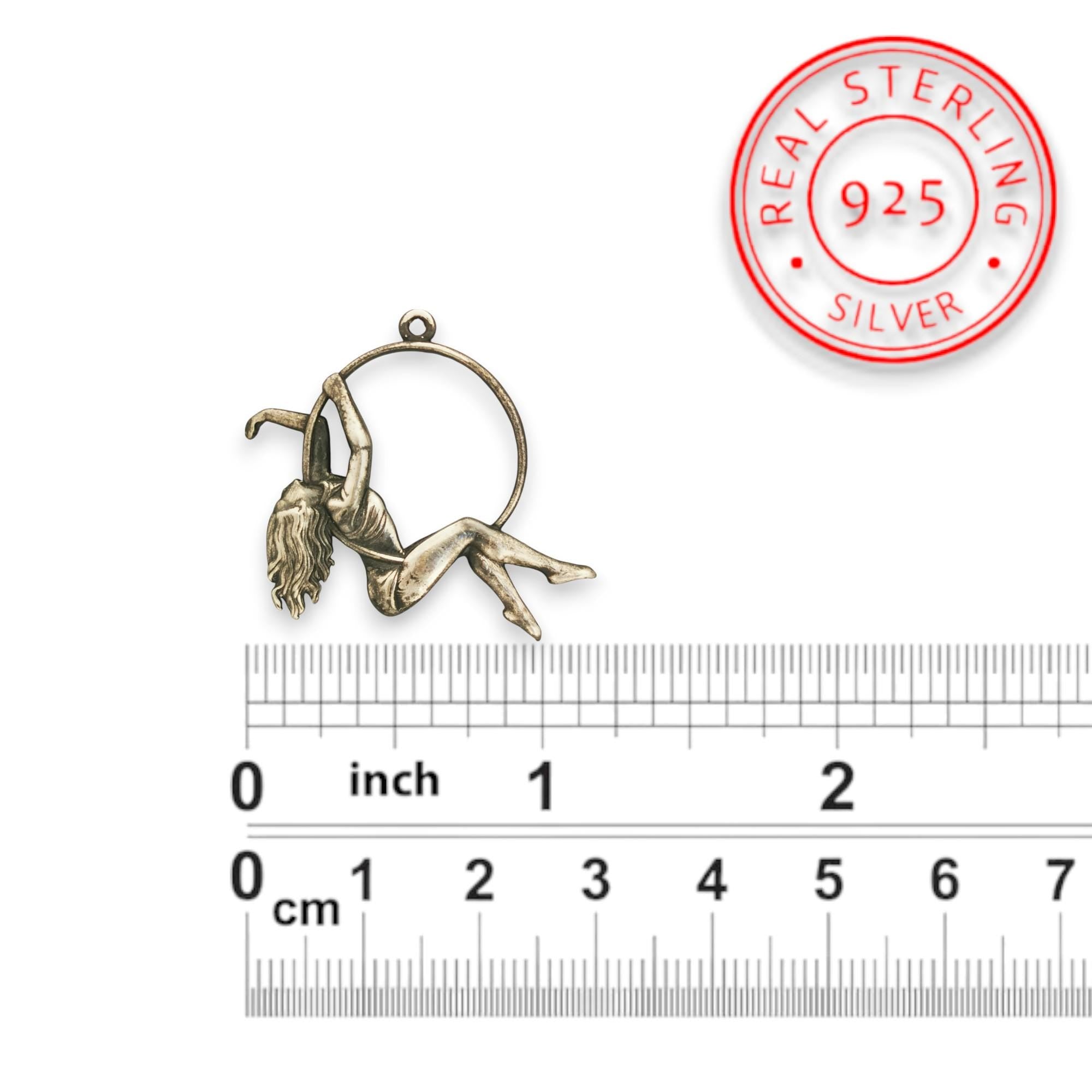 Въздушна акробатика – Женски спортен медальон от сребро 925 с винтидж покритие – Ръчно изработено бижу талисман за гимнастички и танцьорки – Идеален подарък за спортист, треньор или артист – SSJ