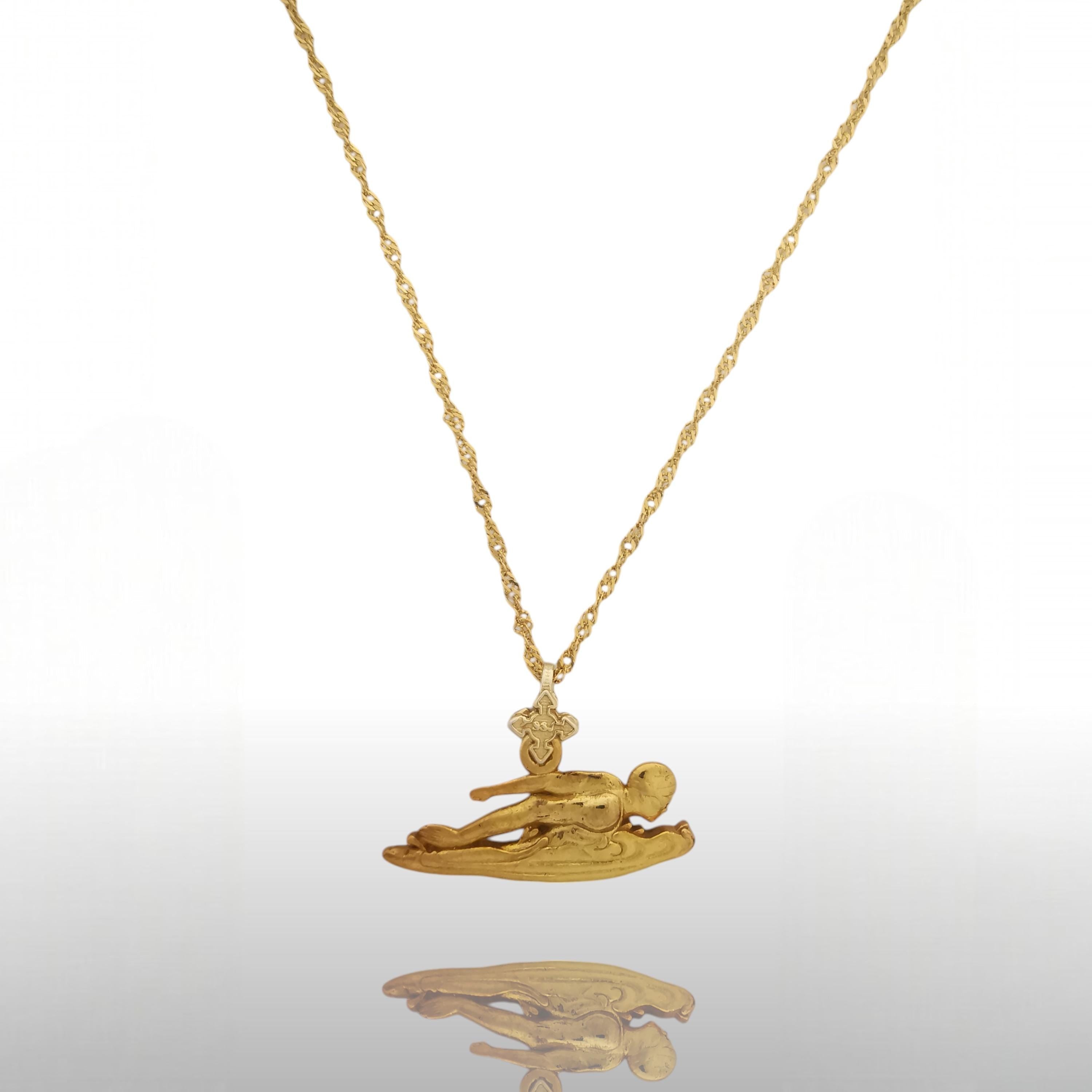 Плувец (бътерфлай) – Мъжки спортен медальон от сребро 925 с позлатено покритие – Ръчно изработено спортно бижу – Идеален подарък за мъж, фен на плуването – SSJ