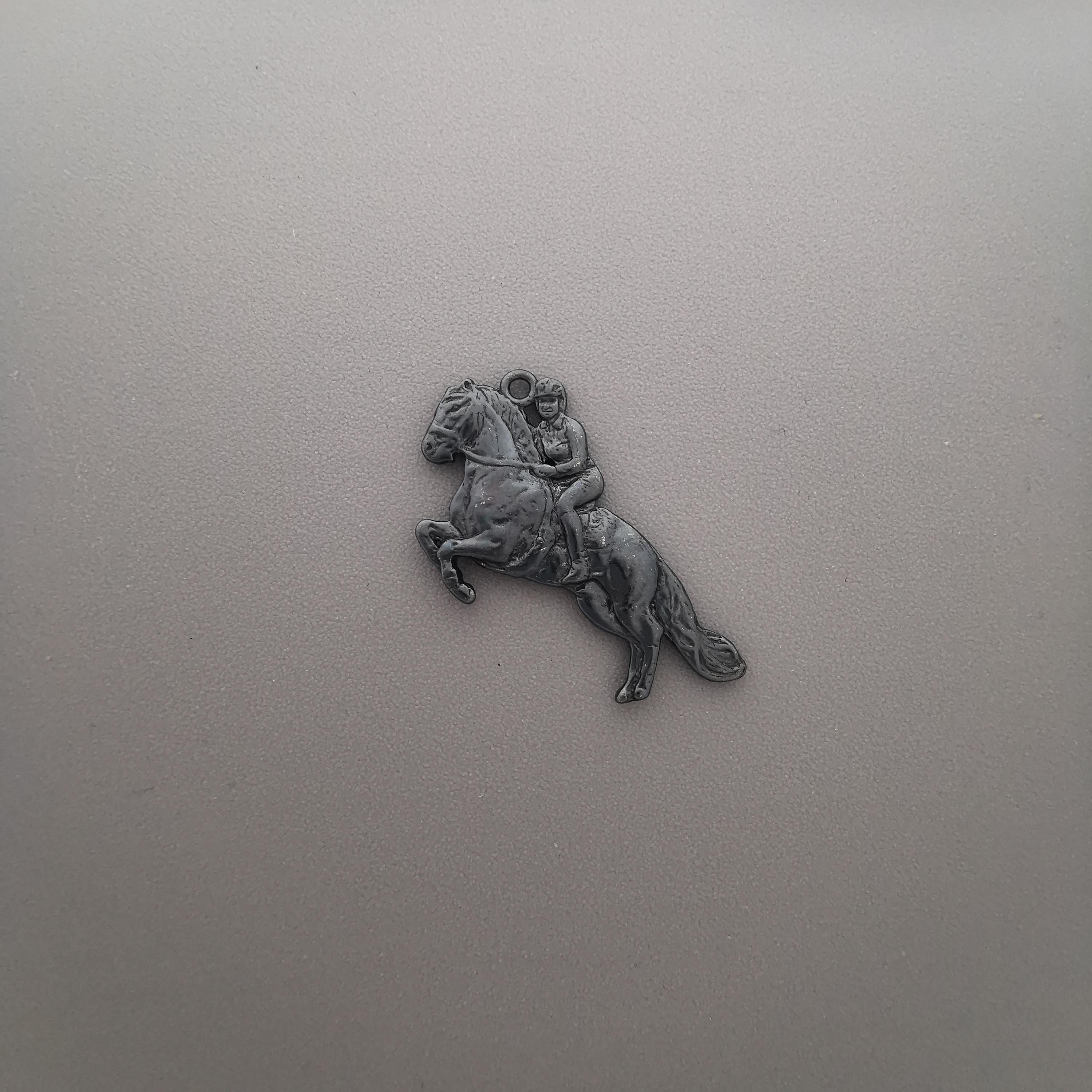 Конен спорт – Мъжки медальон „Ездач при прескачане на препятствие“ – Оксидирано сребро 925 – Ръчно изработено спортно бижу/талисман за конен спорт – Идеален подарък за мъж – SSJ