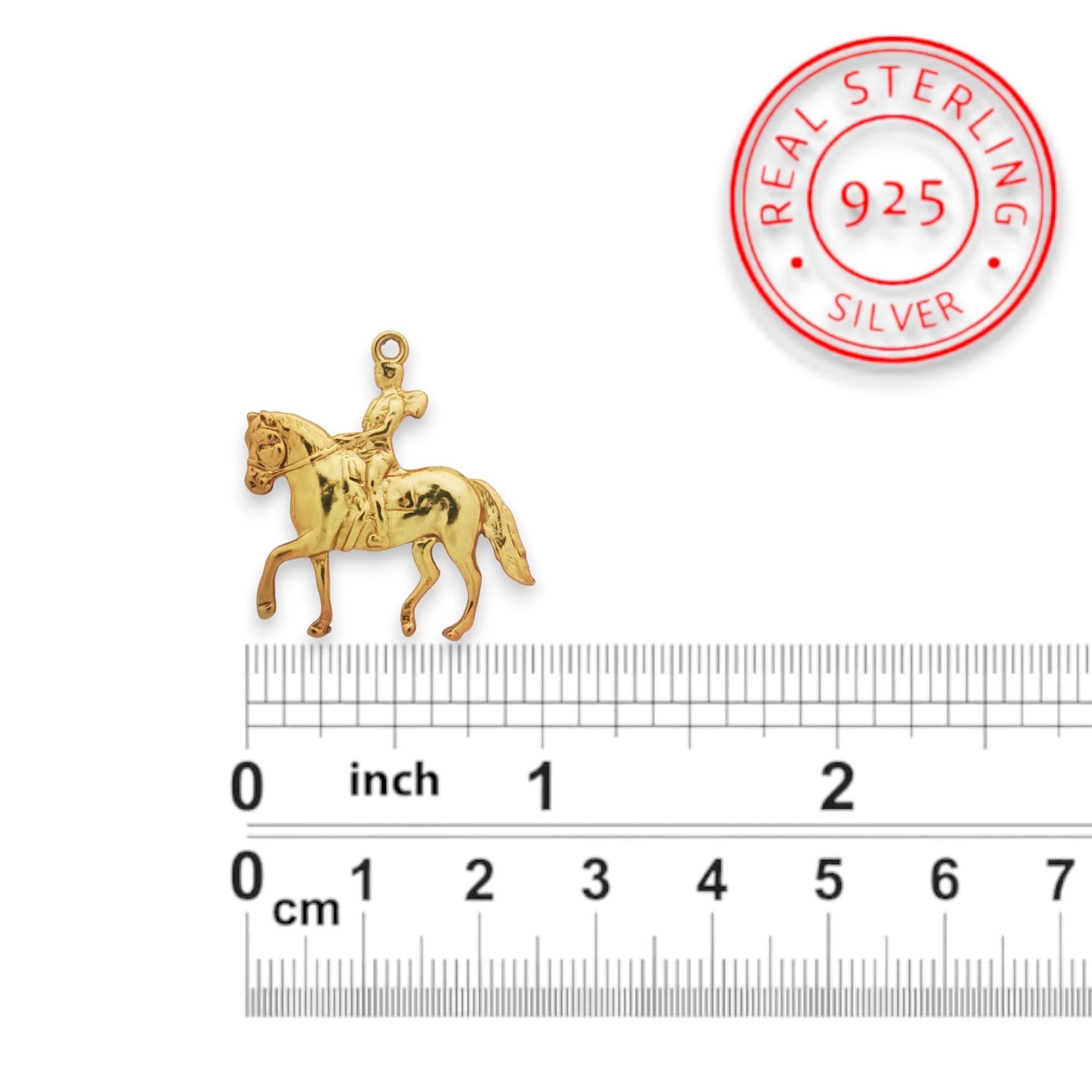Конен спорт – Дамски медальон с фигура на ездачка – Позлатено покритие – Сребро 925 – Ръчно изработено спортно бижу/талисман конна езда – Идеален подарък за жена – SSJ