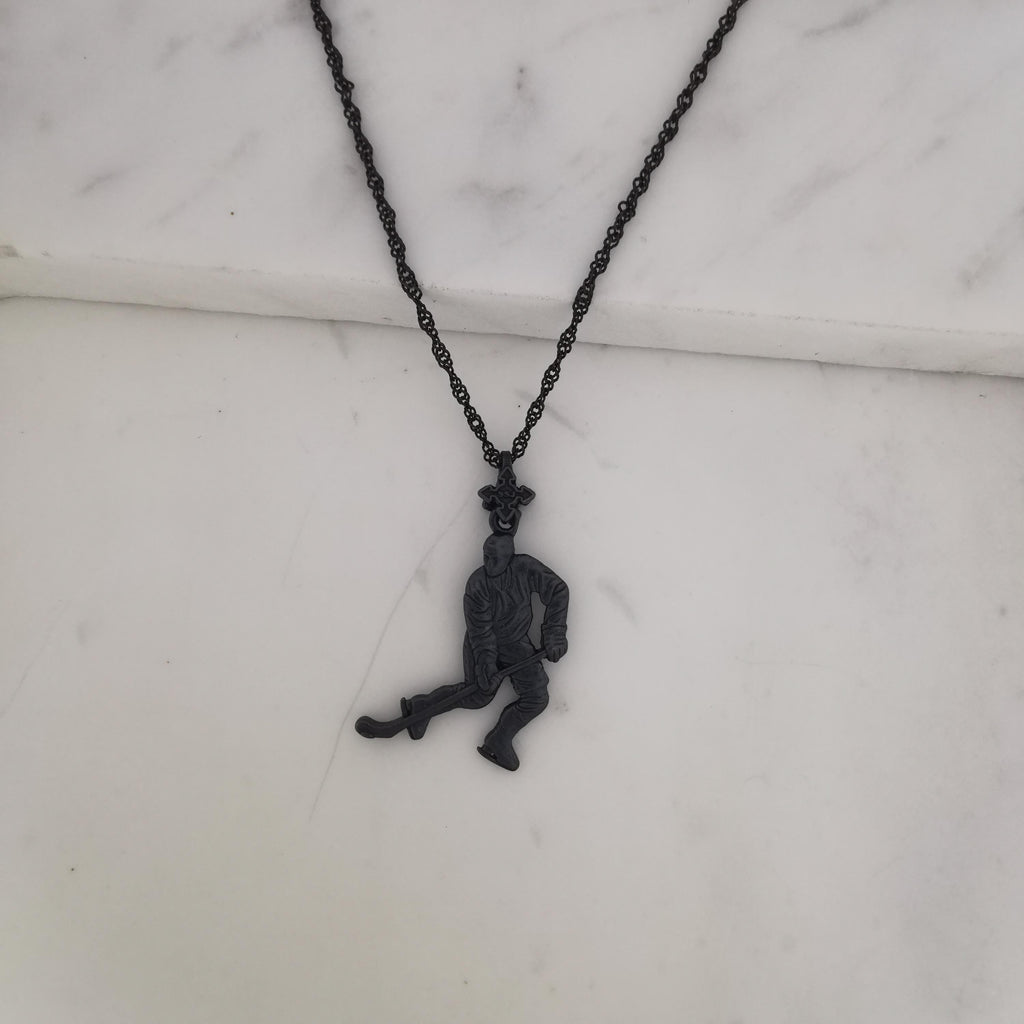 Хокеист (водене на шайба) – Мъжки спортен медальон от сребро 925 с оксидирано покритие – Ръчно изработено спортно бижу – Идеален подарък за мъж, фен на хокея – SSJ