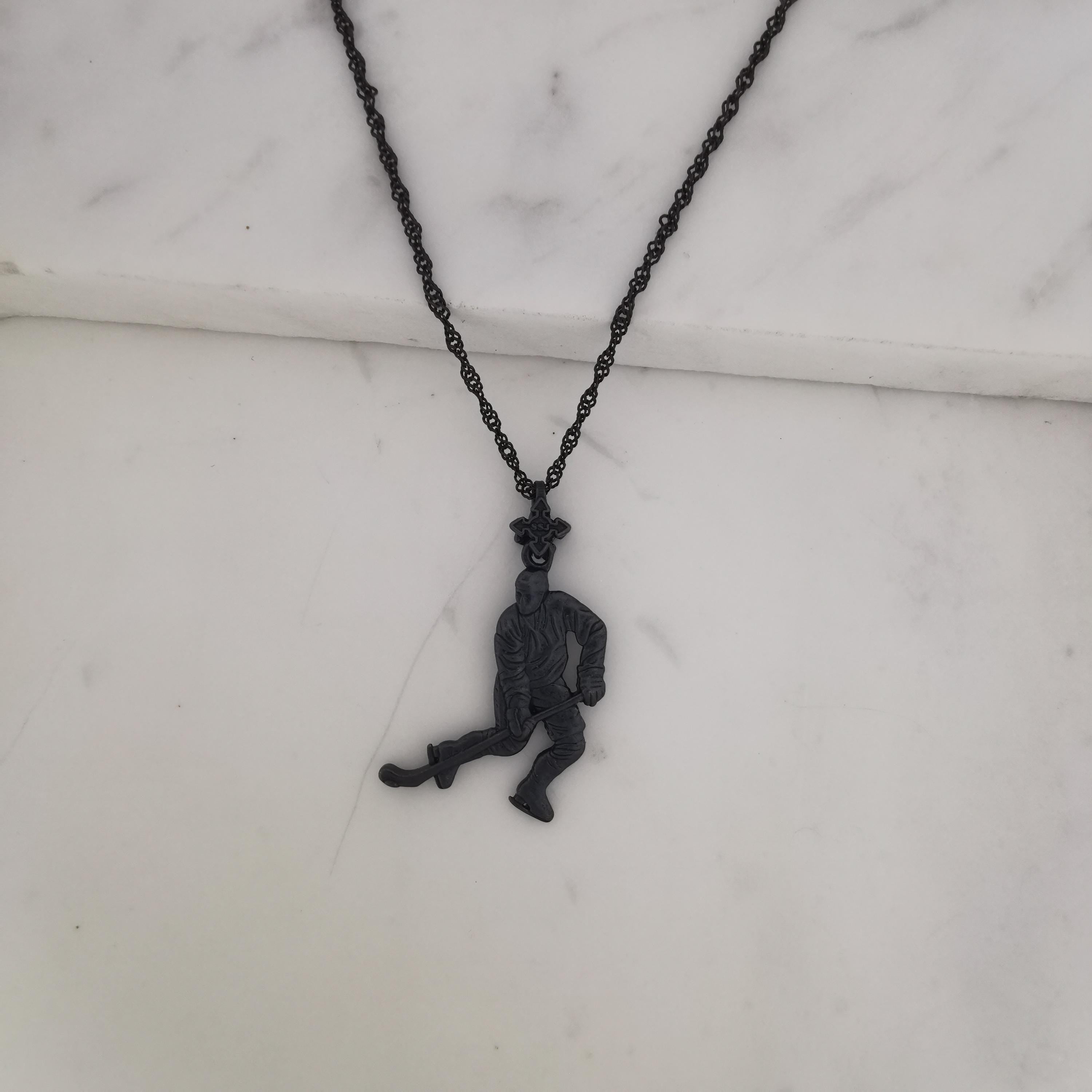 Хокеист (водене на шайба) – Мъжки спортен медальон от сребро 925 с оксидирано покритие – Ръчно изработено спортно бижу – Идеален подарък за мъж, фен на хокея – SSJ