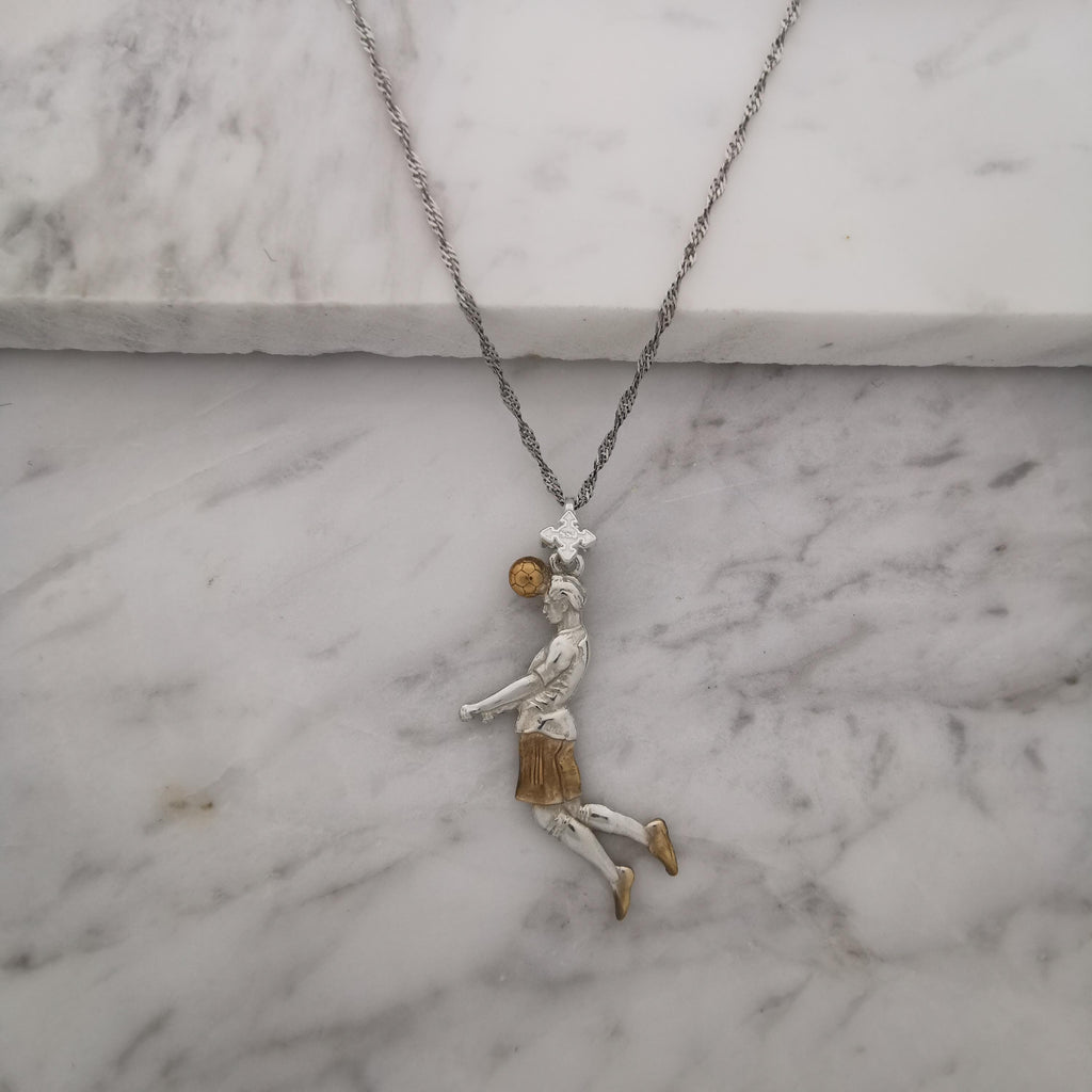 Футболист (удар с глава) – Мъжки спортен медальон от сребро 925 с частично позлатено покритие – Ръчно изработено спортно бижу – Идеален подарък за мъж, фен на футбола – SSJ