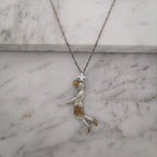 Футболист (удар с глава) – Мъжки спортен медальон от сребро 925 с частично позлатено покритие – Ръчно изработено спортно бижу – Идеален подарък за мъж, фен на футбола – SSJ