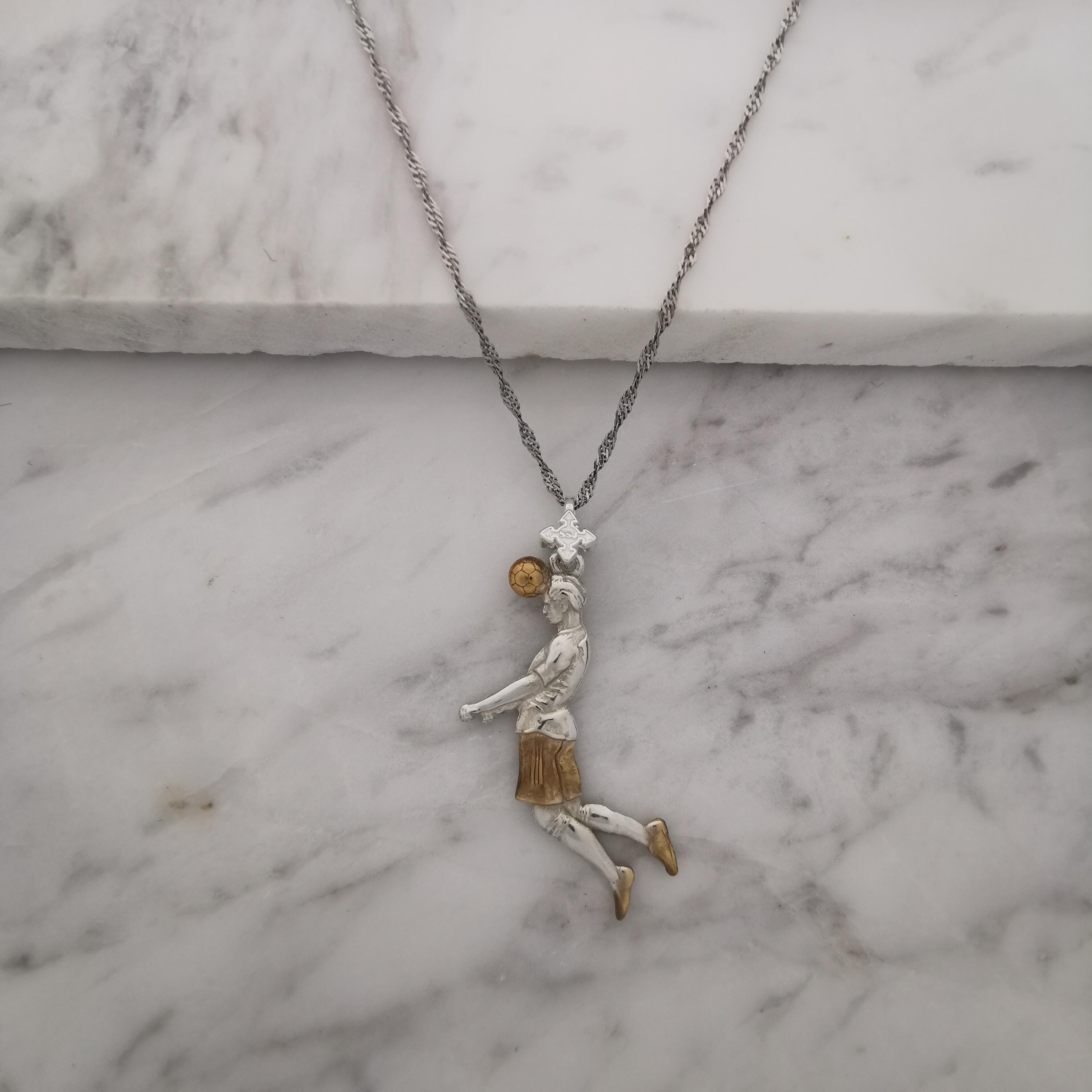 Футболист (удар с глава) – Мъжки спортен медальон от сребро 925 с частично позлатено покритие – Ръчно изработено спортно бижу – Идеален подарък за мъж, фен на футбола – SSJ