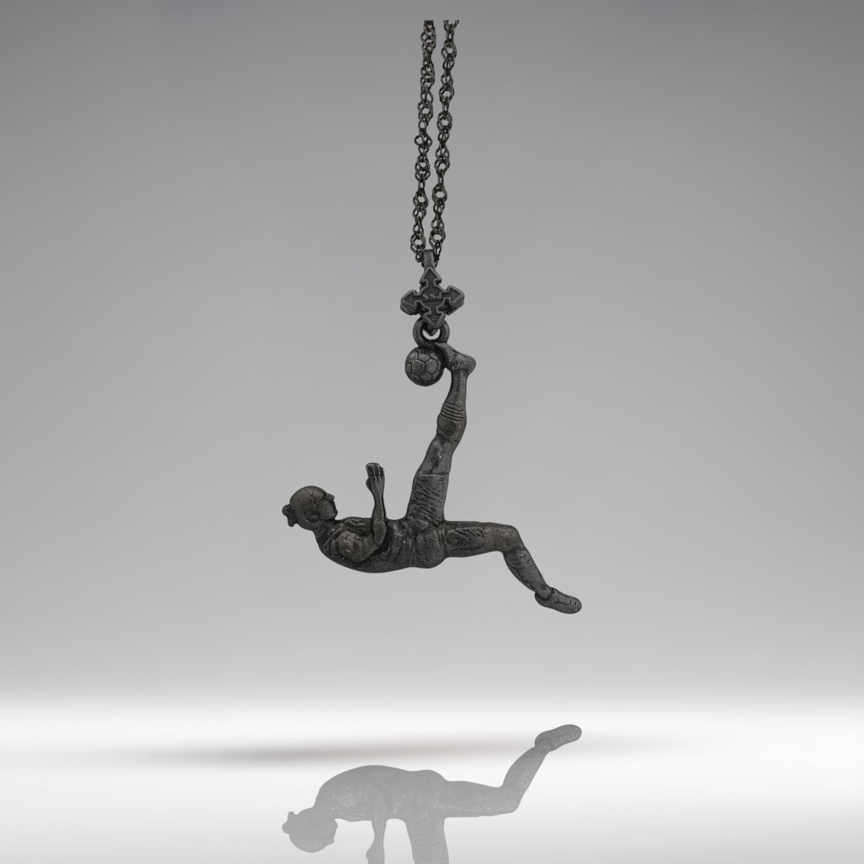 Футболист (задна ножица) – Мъжки спортен медальон от сребро 925 с оксидирано покритие – Ръчно изработено спортно бижу – Идеален подарък за мъж, фен на футбола – SSJ