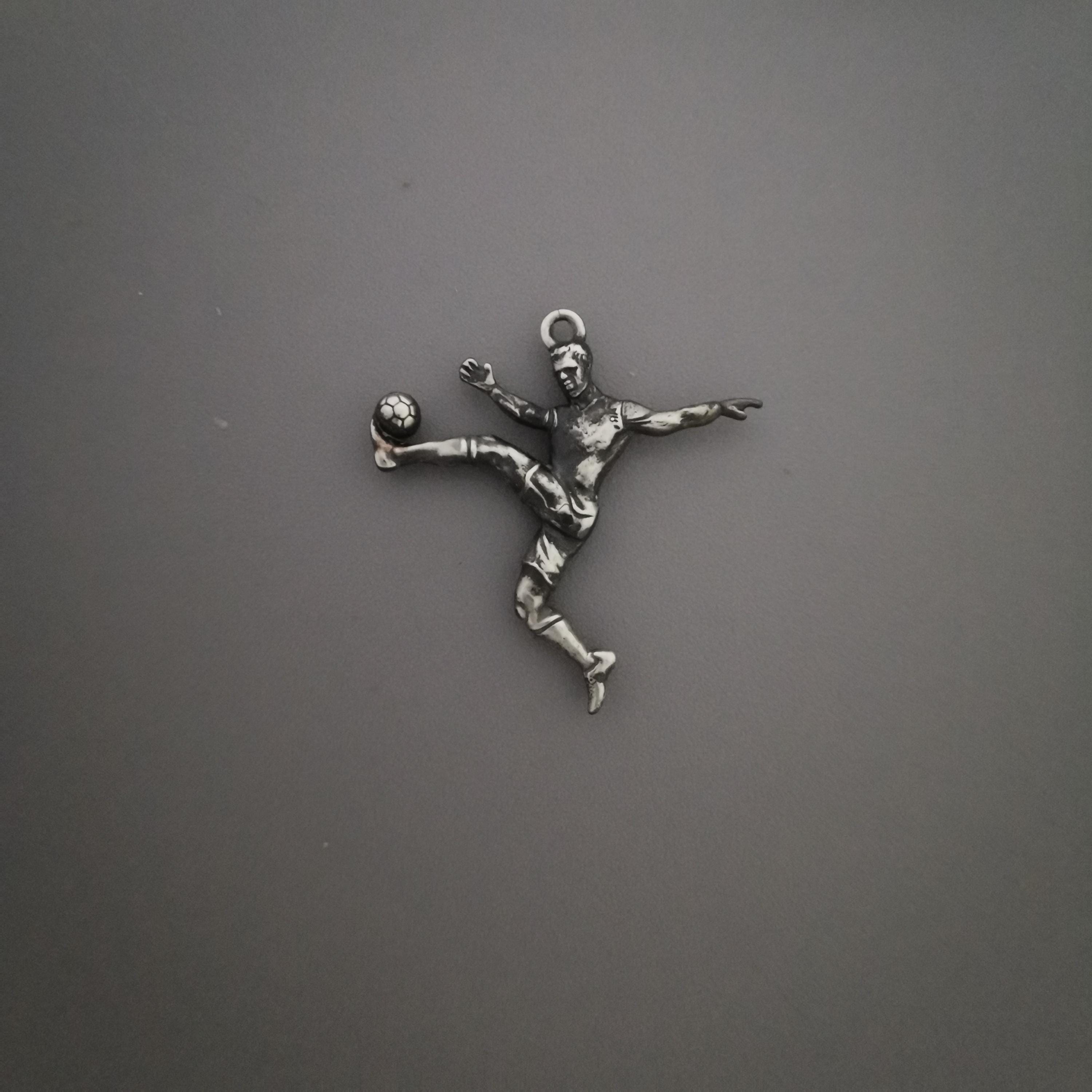 Футболист (воле) – Мъжки спортен медальон от сребро 925 с винтидж покритие – Ръчно изработено спортно бижу – Идеален подарък за мъж, фен на футбола – SSJ