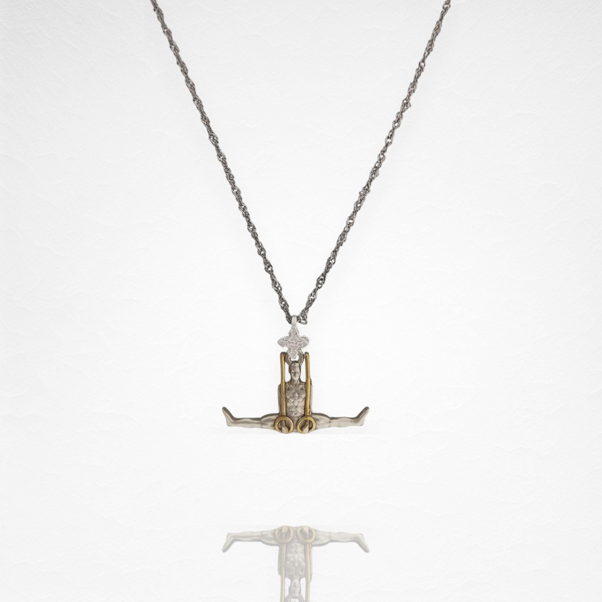 Гимнастик на халки – Мъжки спортен медальон от сребро 925 с частично позлатено покритие – Ръчно изработено бижу талисман за гимнастици и спортисти – Идеален подарък за спортист, треньор или фен – SSJ