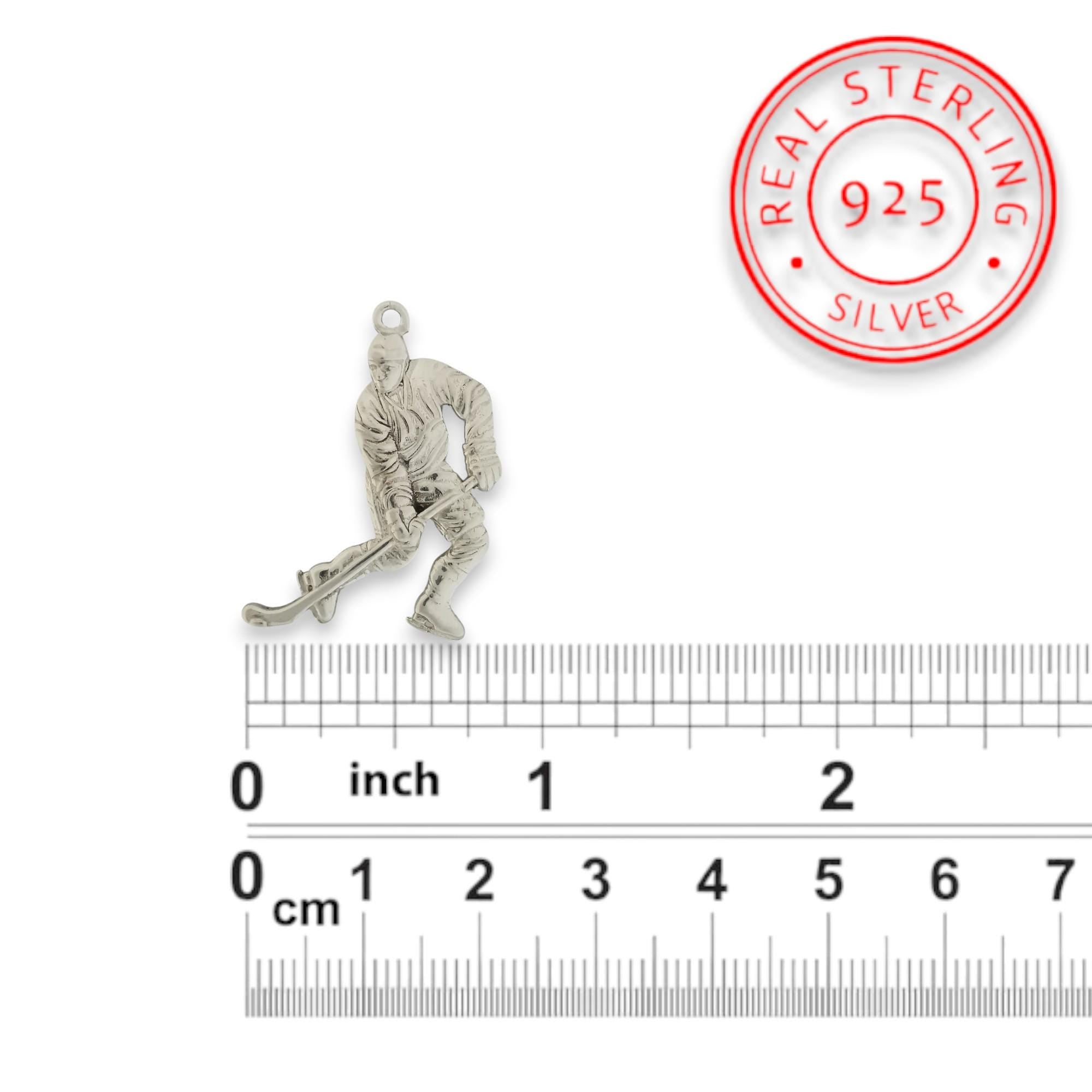 Хокеист (водене на шайба) – Мъжки спортен медальон от сребро 925 с класическо покритие – Ръчно изработено спортно бижу – Идеален подарък за мъж, фен на хокея – SSJ