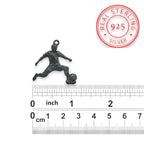 Футболист (удар с крак) – Мъжки спортен медальон от сребро 925 с оксидирано покритие – Ръчно изработено спортно бижу – Идеален подарък за мъж, фен на футбола – SSJ