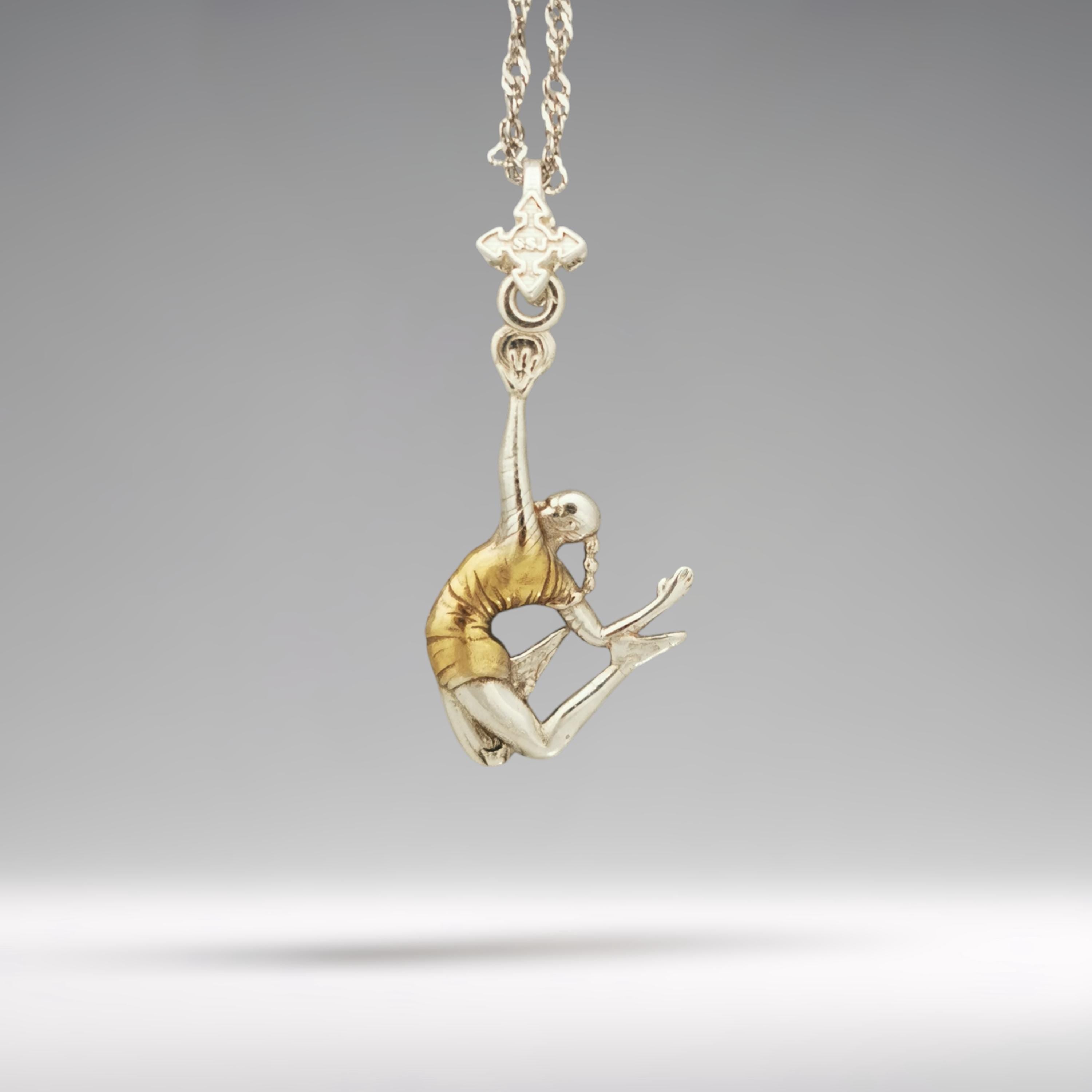 Волейболистка – Женски спортен медальон с частично позлатено покритие – Сребро 925 – Ръчно изработено бижу/талисман – SSJ