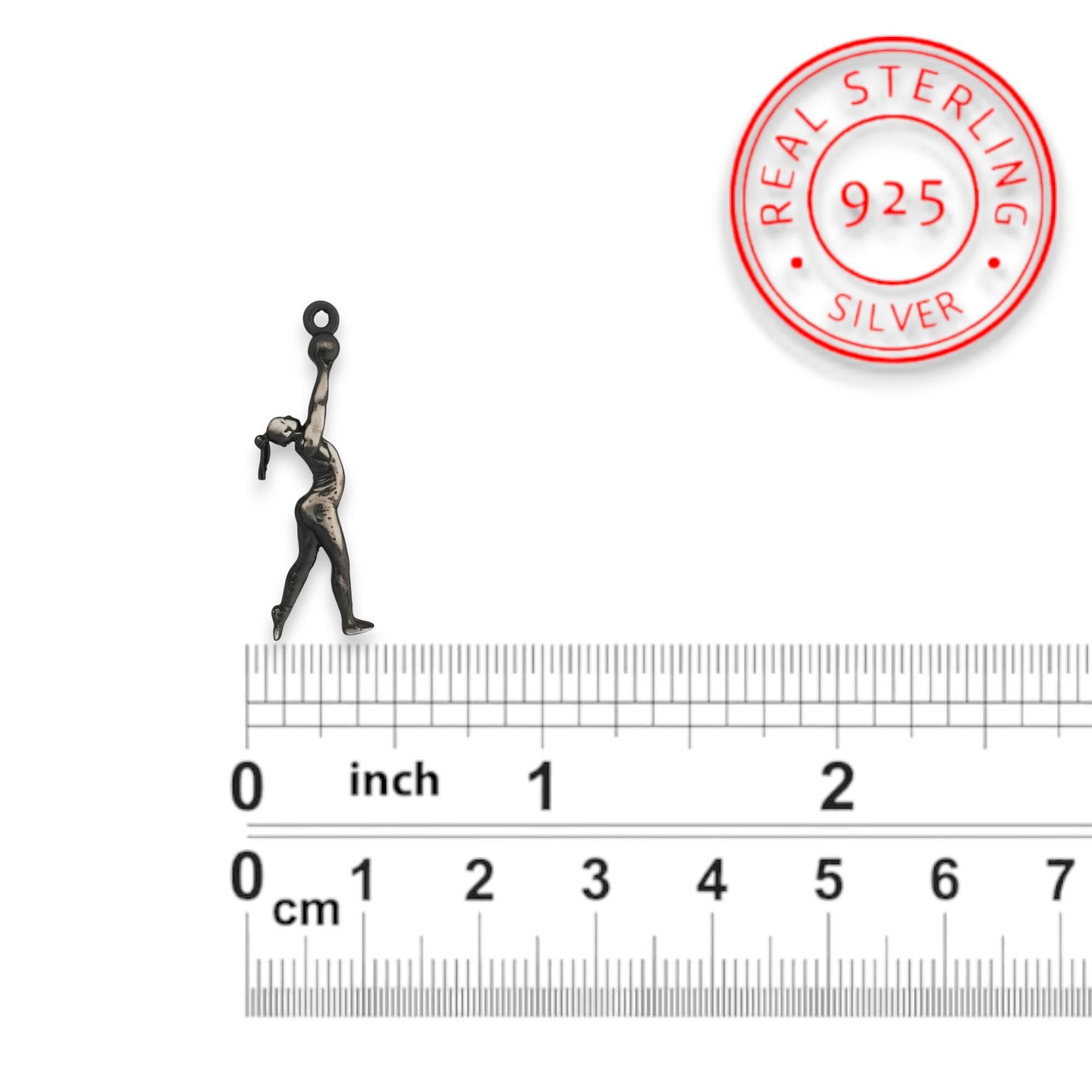 Художествена гимнастика (съчетание с топка) – Дамски спортен медальон от сребро 925 с винтидж покритие – Ръчно изработено спортно бижу – Идеален подарък за жена, фенка на художествената гимнастика – SSJ