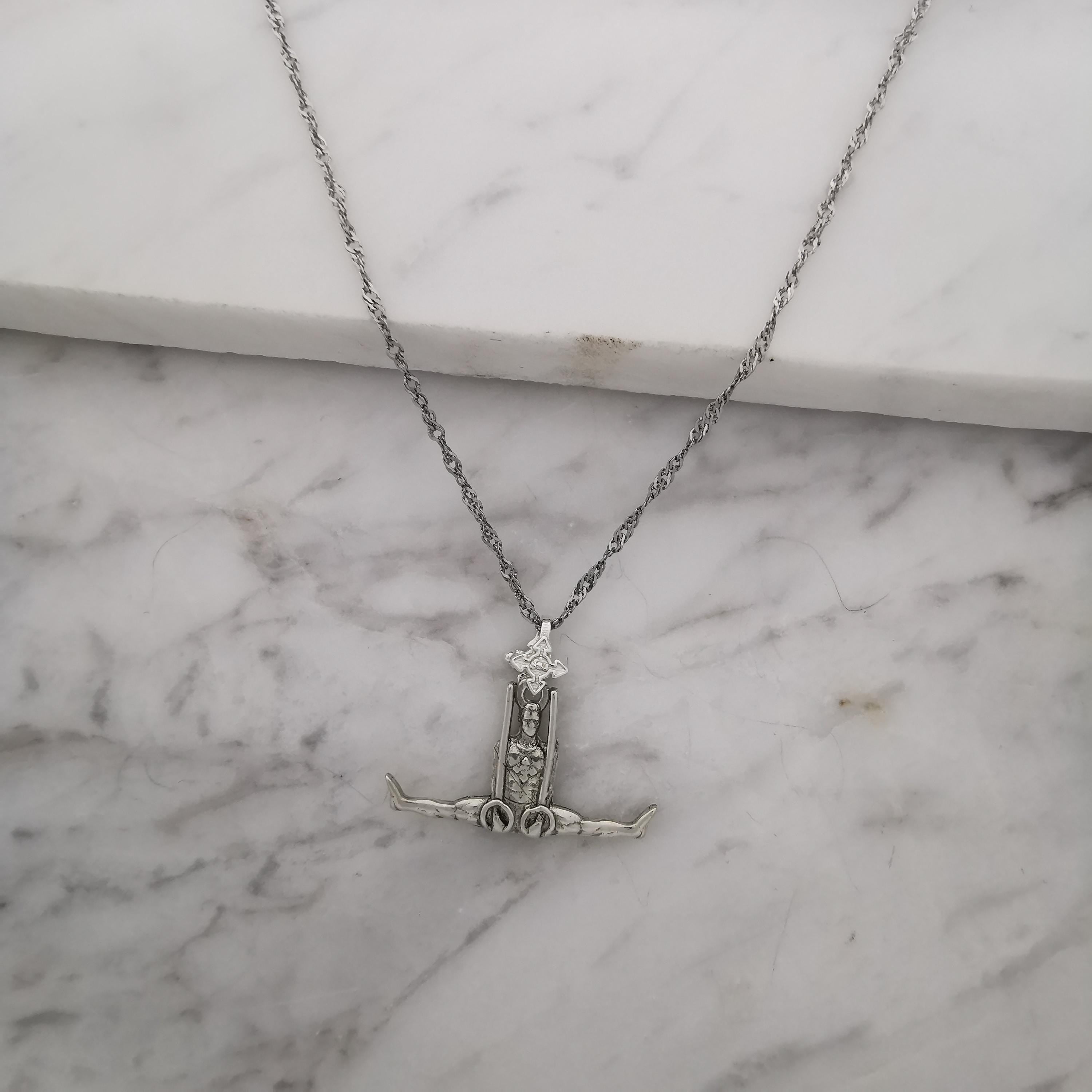 Гимнастик на халки – Мъжки спортен медальон от сребро 925 с класическо полирано покритие – Ръчно изработено бижу талисман за гимнастици и спортисти – Идеален подарък за спортист, треньор или фен – SSJ