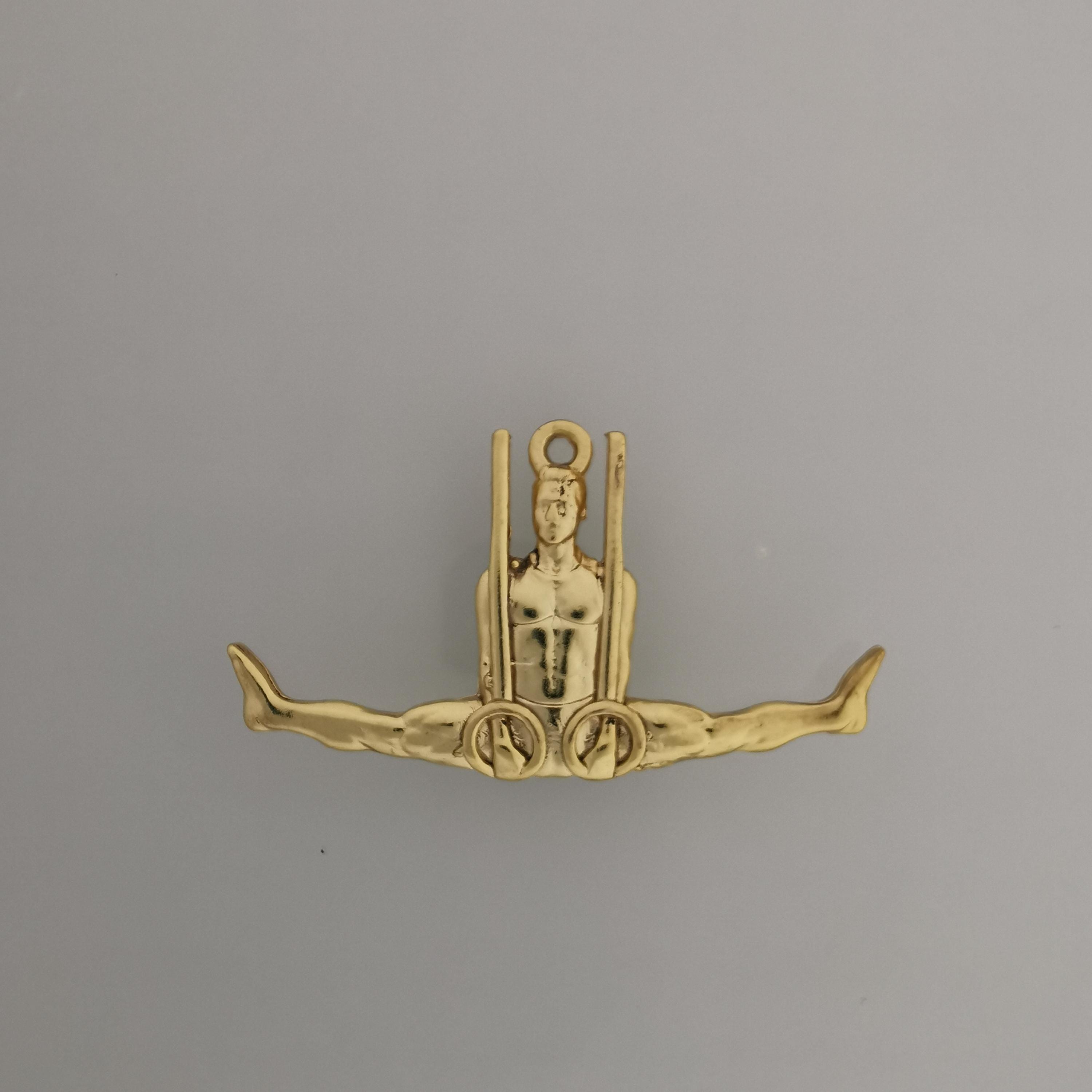 Гимнастик на халки – Мъжки спортен медальон от сребро 925 с позлатено покритие – Ръчно изработено бижу талисман за гимнастици и спортисти – Идеален подарък за спортист, треньор или фен – SSJ