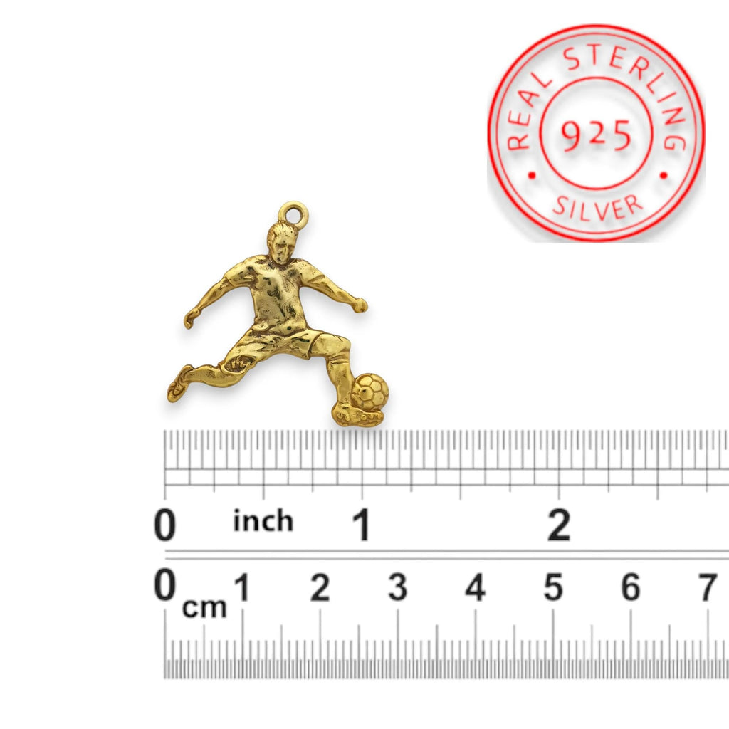 Футболист (удар с крак) – Мъжки спортен медальон от сребро 925 с позлатено покритие – Ръчно изработено спортно бижу – Идеален подарък за мъж, фен на футбола – SSJ