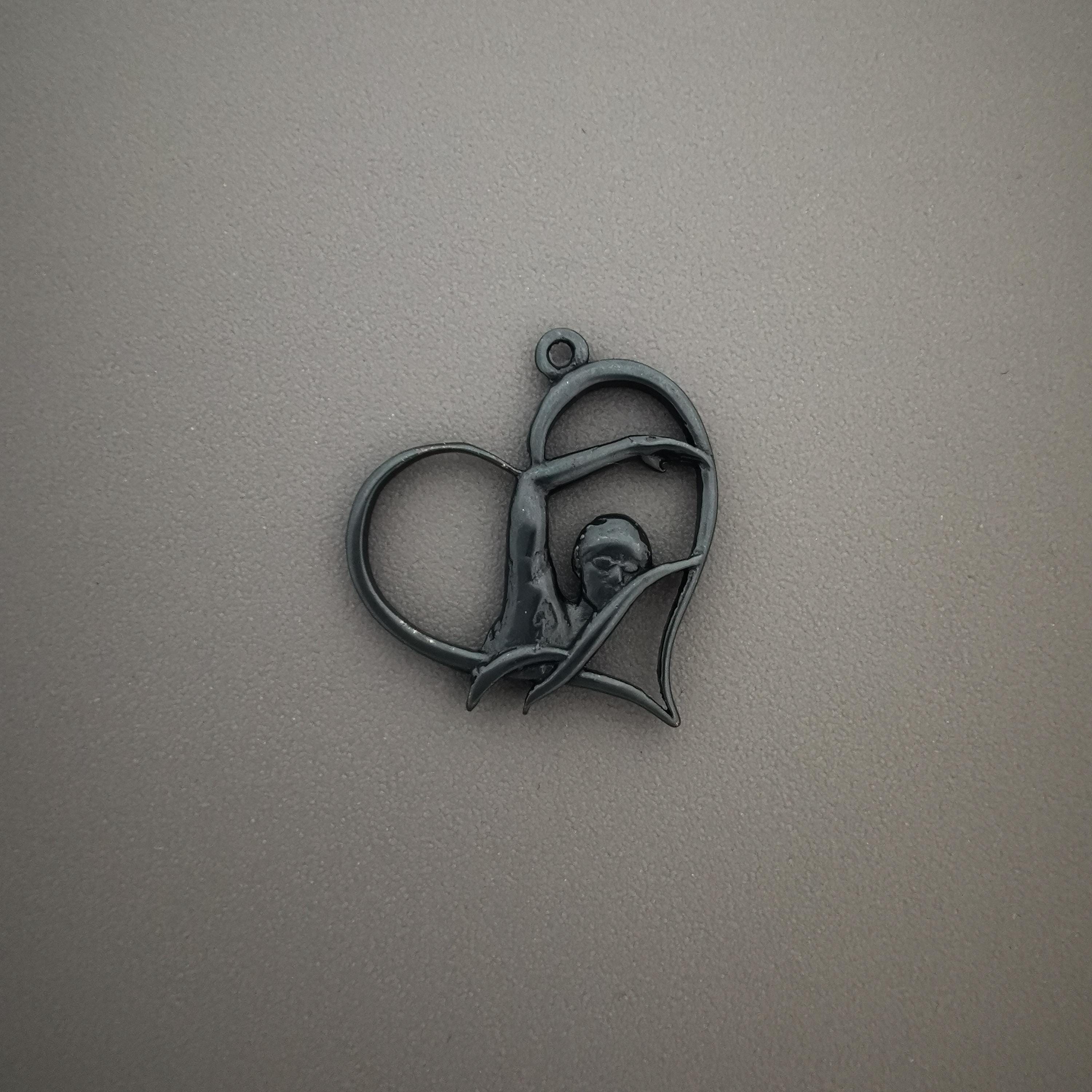 Любов към плуването – Дамски спортен медальон от сребро 925 с оксидирано покритие – Ръчно изработено спортно бижу – Идеален подарък за жена, фенка на плуването – SSJ