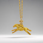 Конни надбягвания – Мъжки медальон „Жокей на състезателен кон“ – Позлатено покритие – Сребро 925 – Ръчно изработено спортно бижу/талисман за конен спорт – Идеален подарък за мъж – SSJ