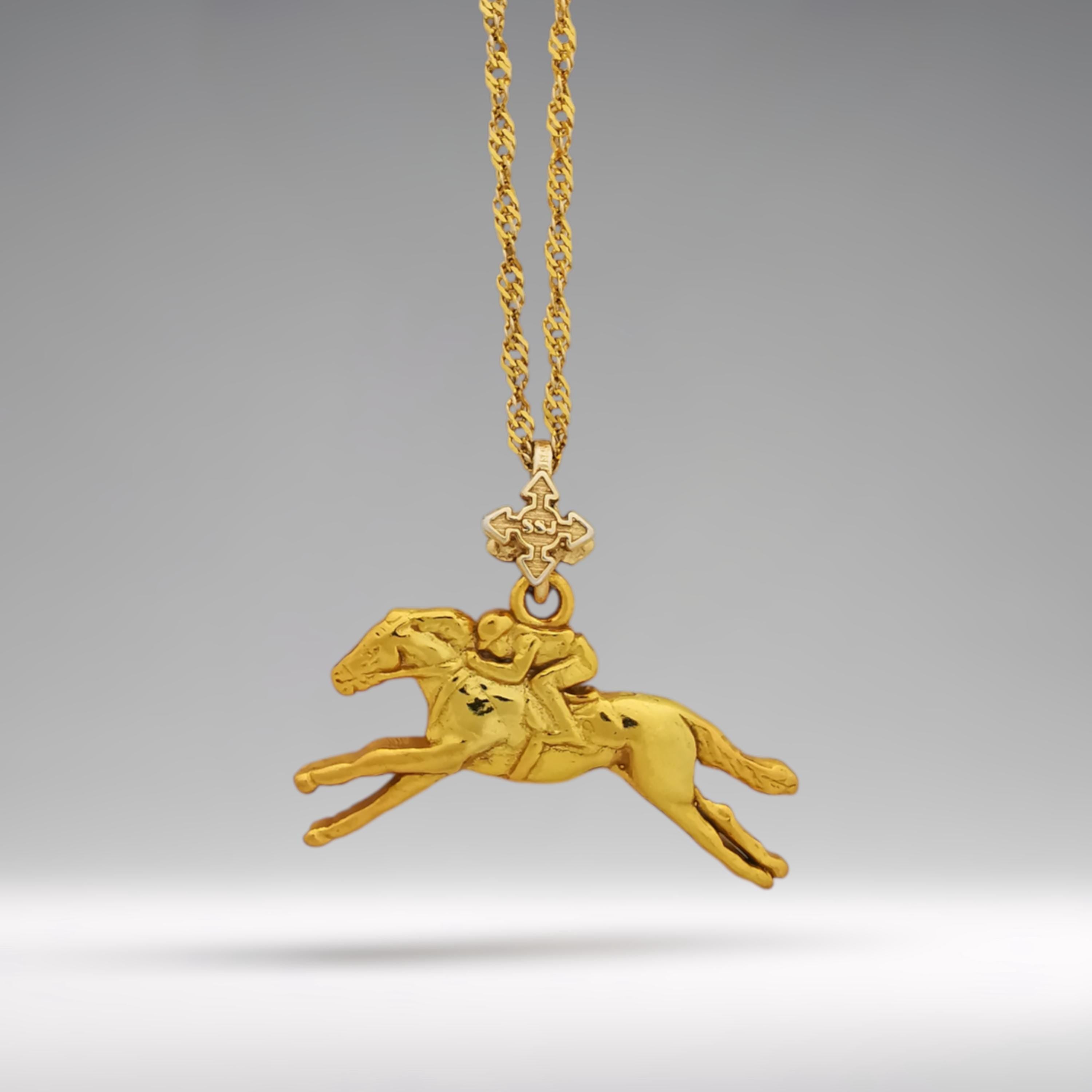 Конни надбягвания – Мъжки медальон „Жокей на състезателен кон“ – Позлатено покритие – Сребро 925 – Ръчно изработено спортно бижу/талисман за конен спорт – Идеален подарък за мъж – SSJ