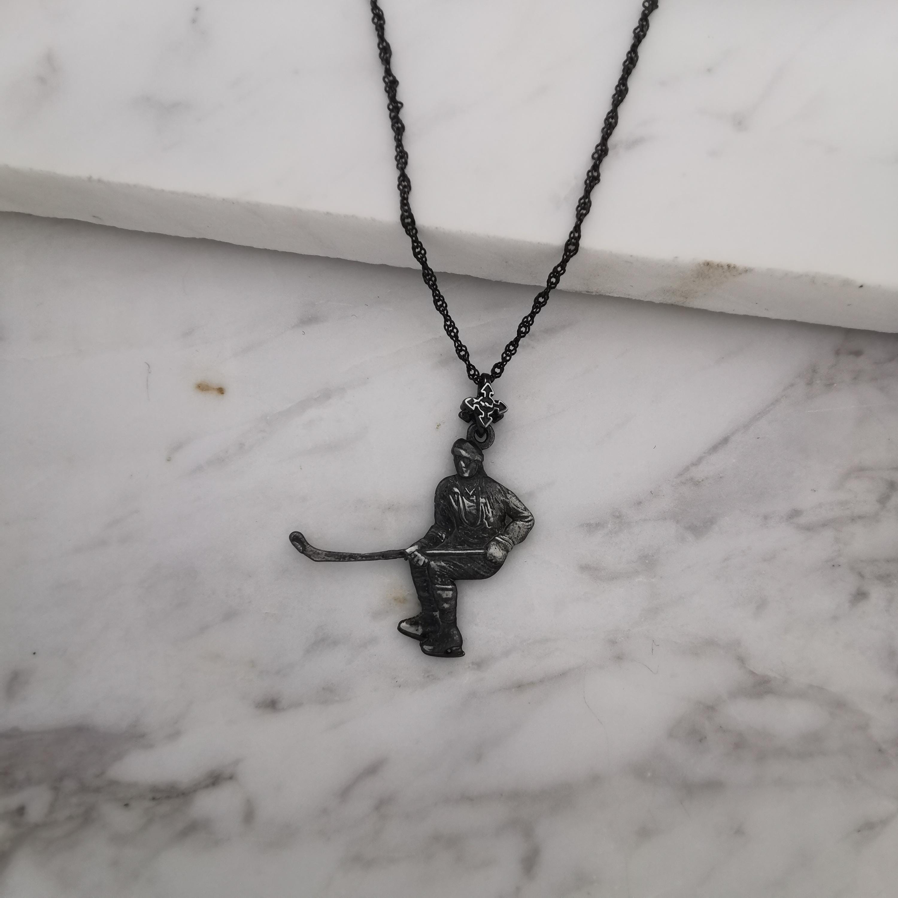 Хокеист – Мъжки спортен медальон от сребро 925 с винтидж покритие – Ръчно изработено спортно бижу – Идеален подарък за мъж, фен на хокея – SSJ