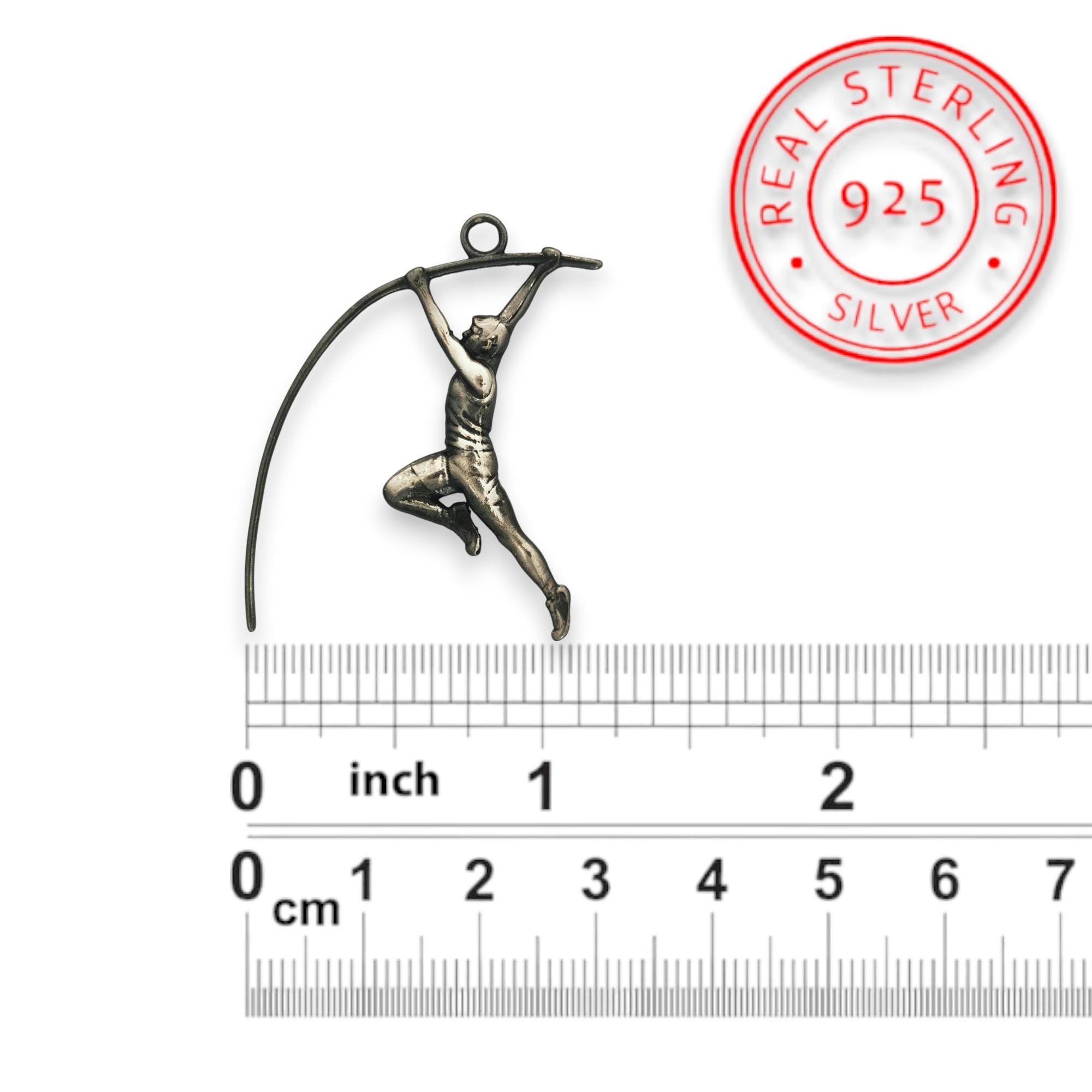 Овчарски скок – Мъжки спортен медальон от сребро 925 с винтидж покритие – Ръчно изработено спортно бижу – Идеален подарък за мъж, фен на леката атлетика – SSJ