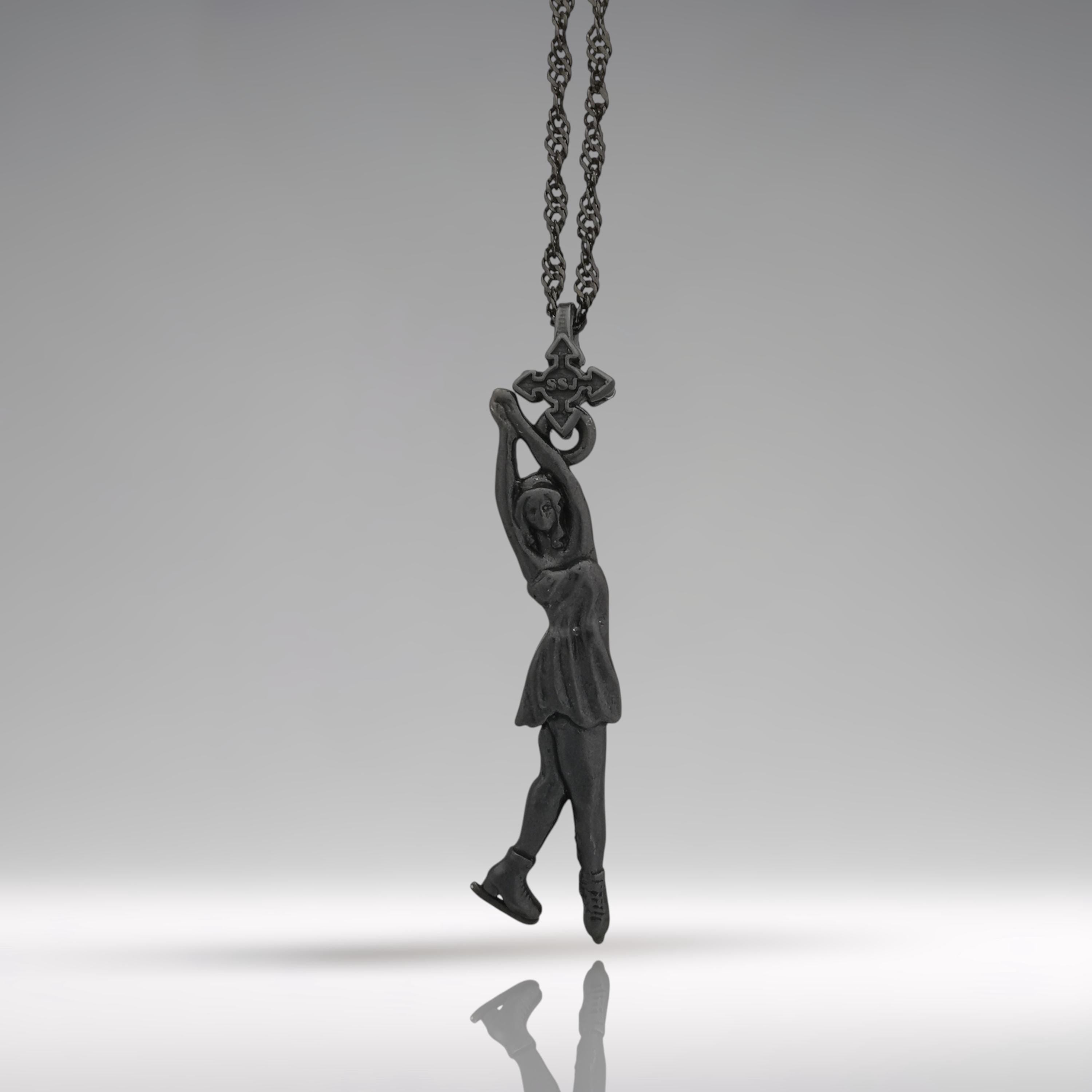 Фигурно пързаляне – Дамски спортен медальон от сребро 925 с оксидирано покритие – Ръчно изработено спортно бижу – Идеален подарък за жена, фенка на фигурното пързаляне – SSJ