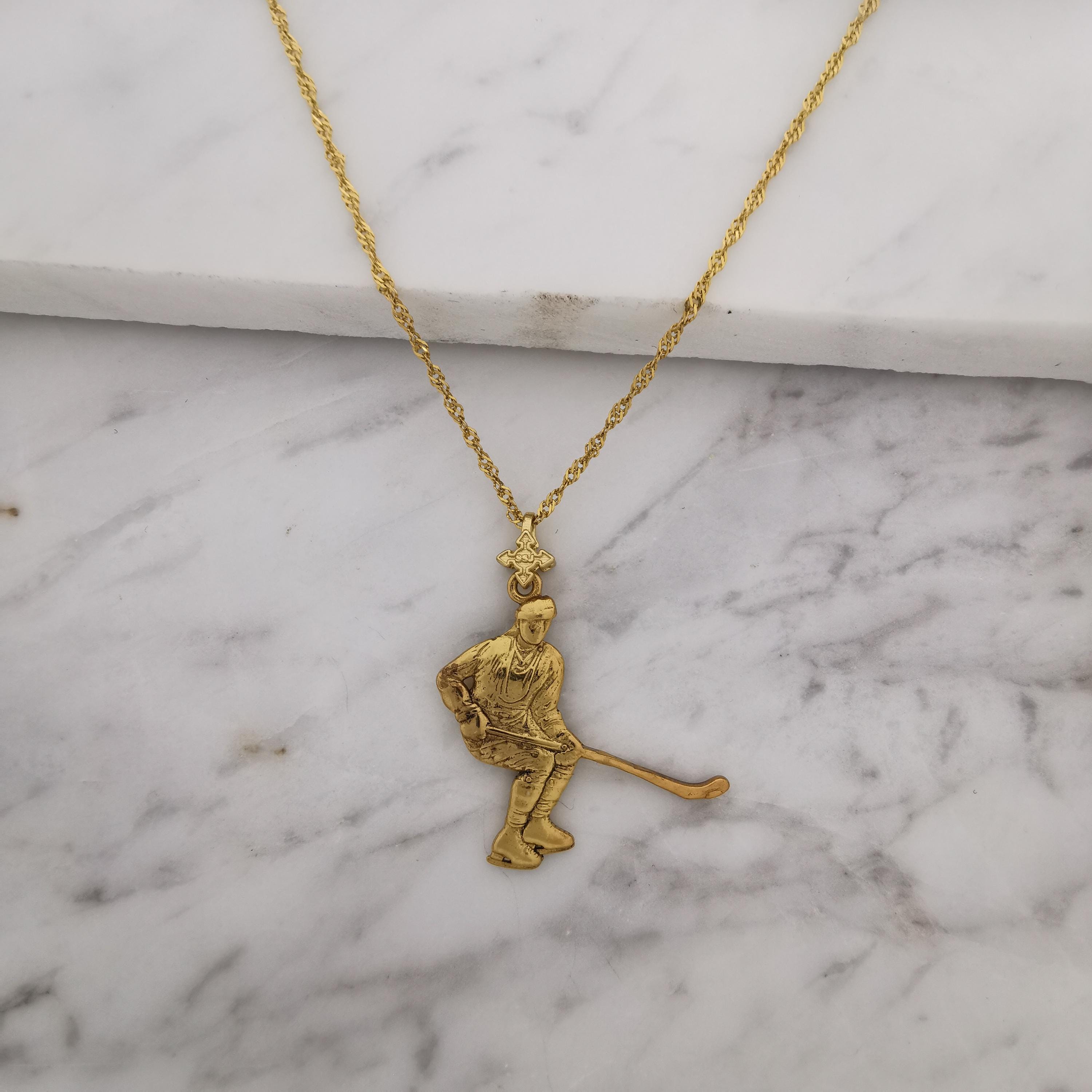 Хокеист – Мъжки спортен медальон от сребро 925 с позлатено покритие – Ръчно изработено спортно бижу – Идеален подарък за мъж, фен на хокея – SSJ