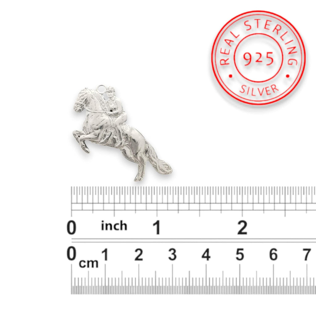 Конен спорт – Мъжки медальон „Ездач при прескачане на препятствие“ – Класическо сребро 925 – Ръчно изработено спортно бижу/талисман за конен спорт – Идеален подарък за мъж – SSJ