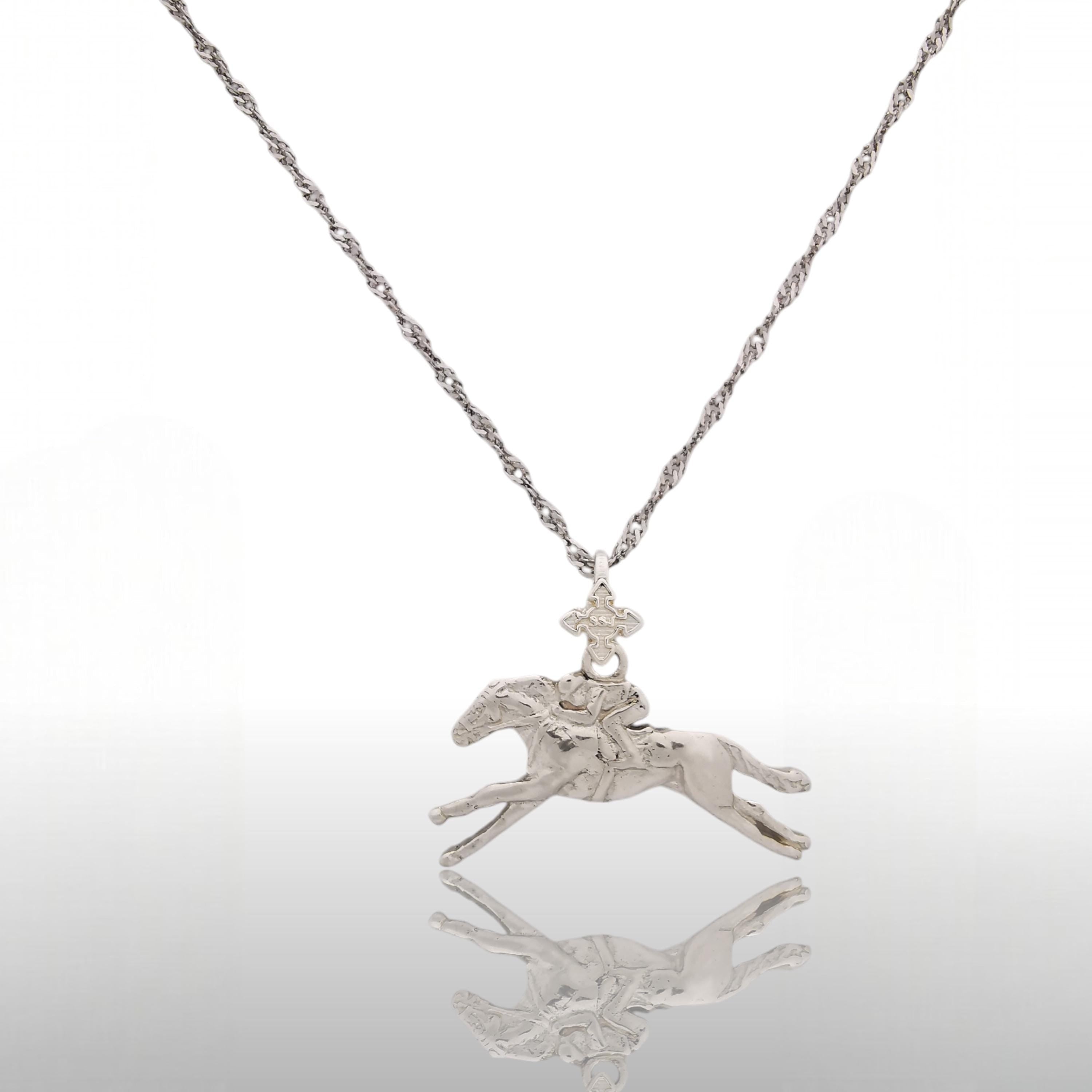 Конни надбягвания – Мъжки медальон „Жокей на състезателен кон“ – Класическо сребро 925 – Ръчно изработено спортно бижу/талисман за конен спорт – Идеален подарък за мъж – SSJ