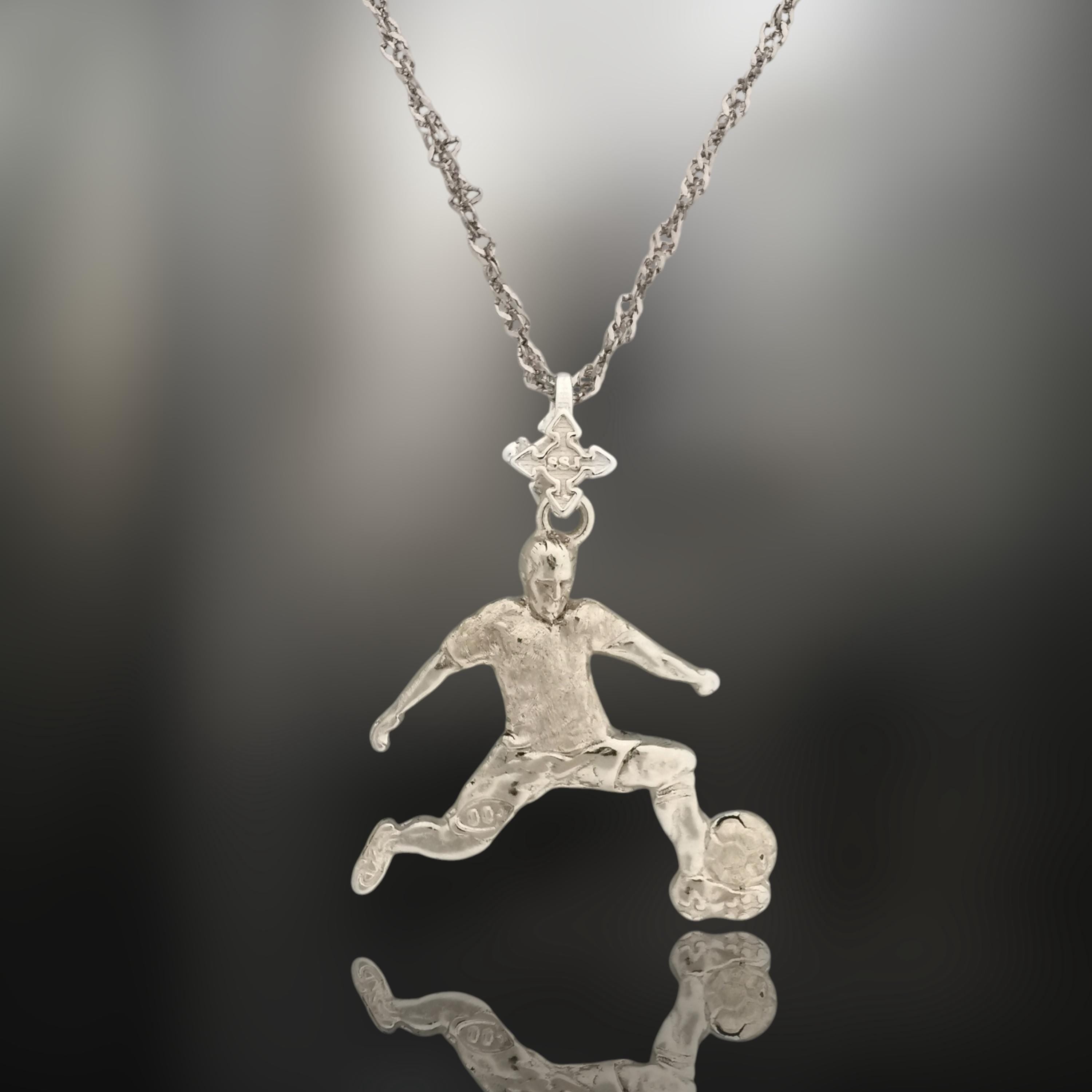 Футболист (удар с крак) – Мъжки спортен медальон от сребро 925 с класическо покритие – Ръчно изработено спортно бижу – Идеален подарък за мъж, фен на футбола – SSJ