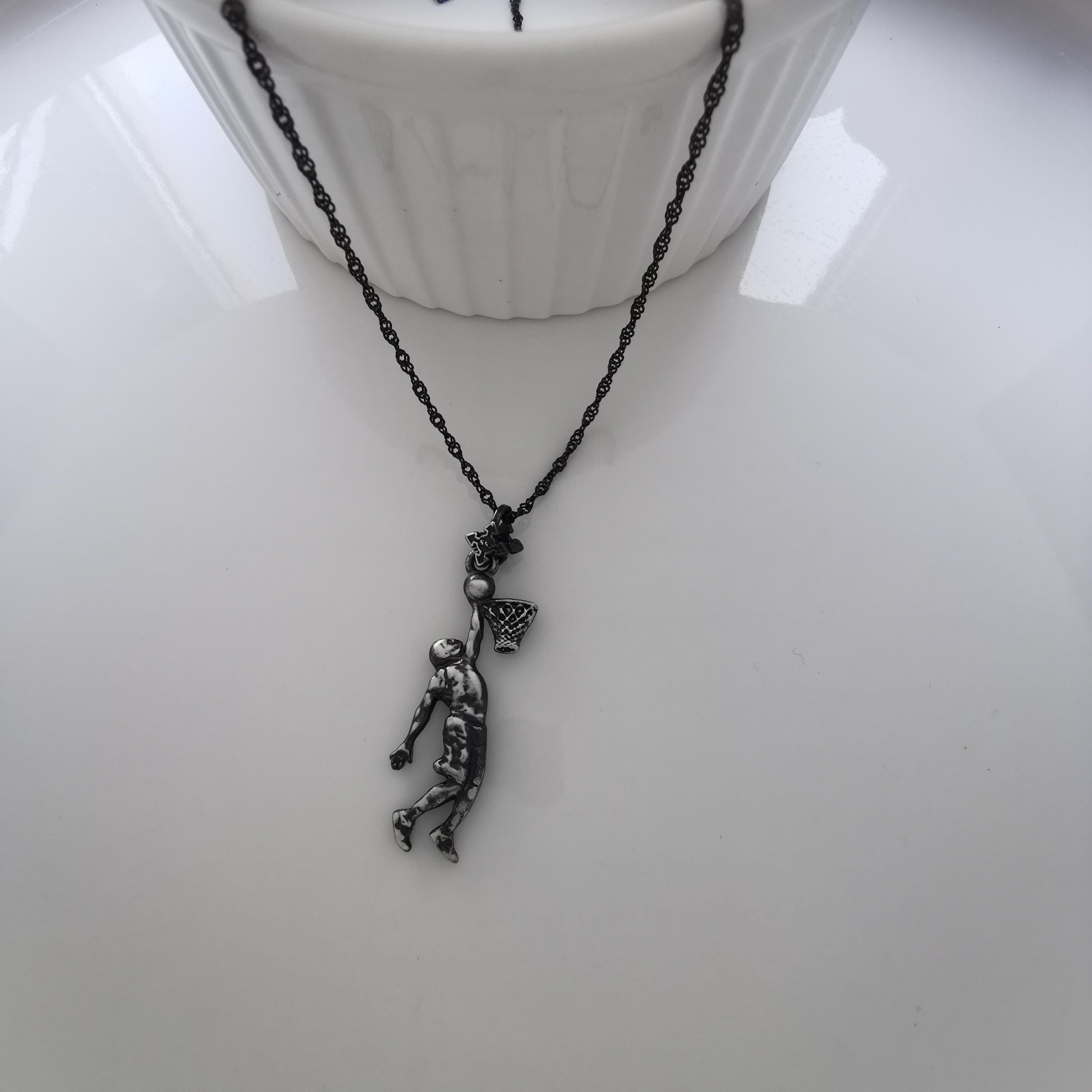 Баскетбол – Мъжки спортен медальон от сребро 925 с винтидж покритие – Ръчно изработено бижу талисман за баскетболисти и фенове – Идеален подарък за спортист или треньор – SSJ