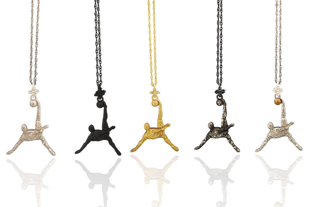 Футболист (задна ножица) – Мъжки спортен медальон от сребро 925 с частично позлатено покритие – Ръчно изработено спортно бижу – Идеален подарък за мъж, фен на футбола – SSJ