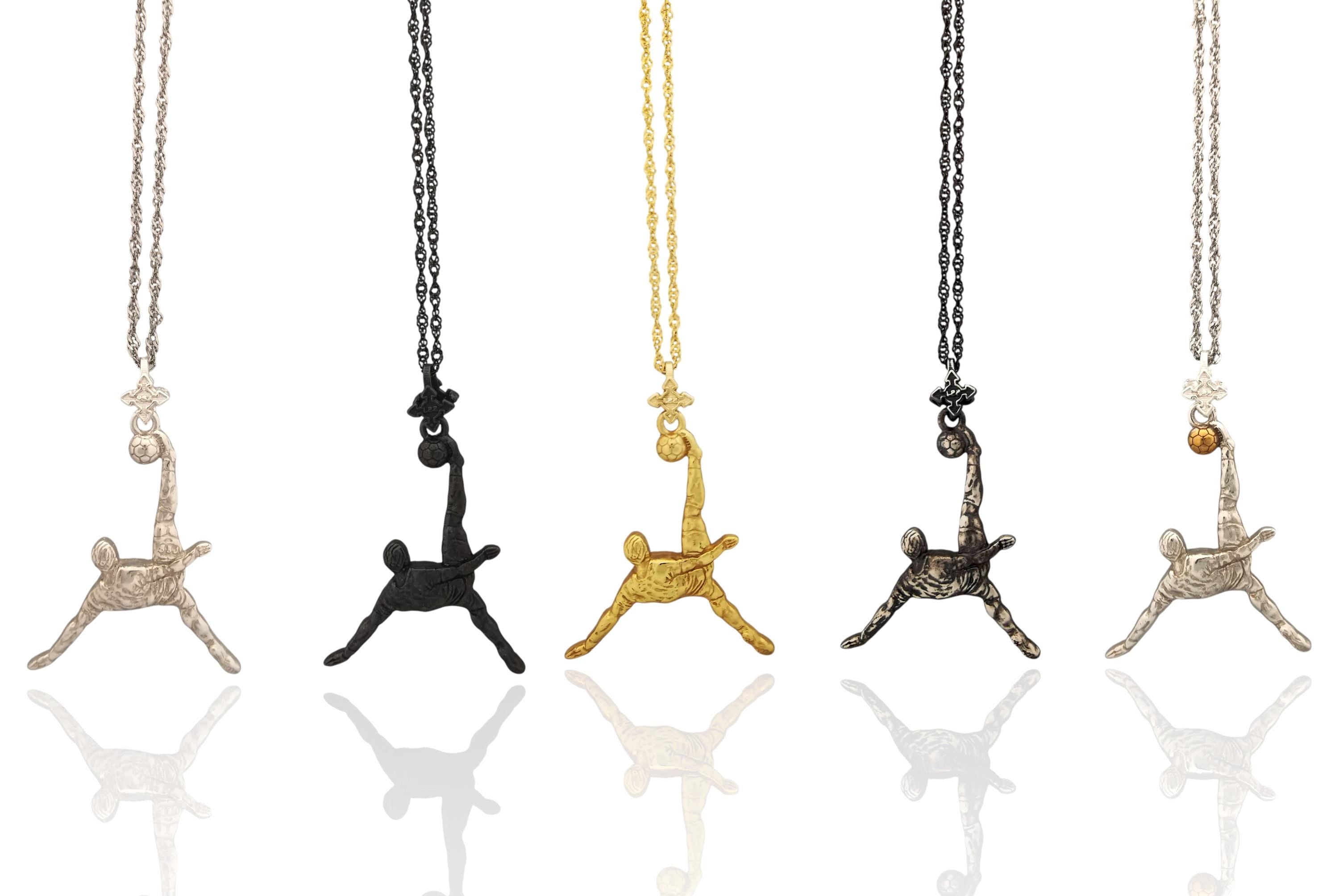 Футболист (задна ножица) – Мъжки спортен медальон от сребро 925 с частично позлатено покритие – Ръчно изработено спортно бижу – Идеален подарък за мъж, фен на футбола – SSJ