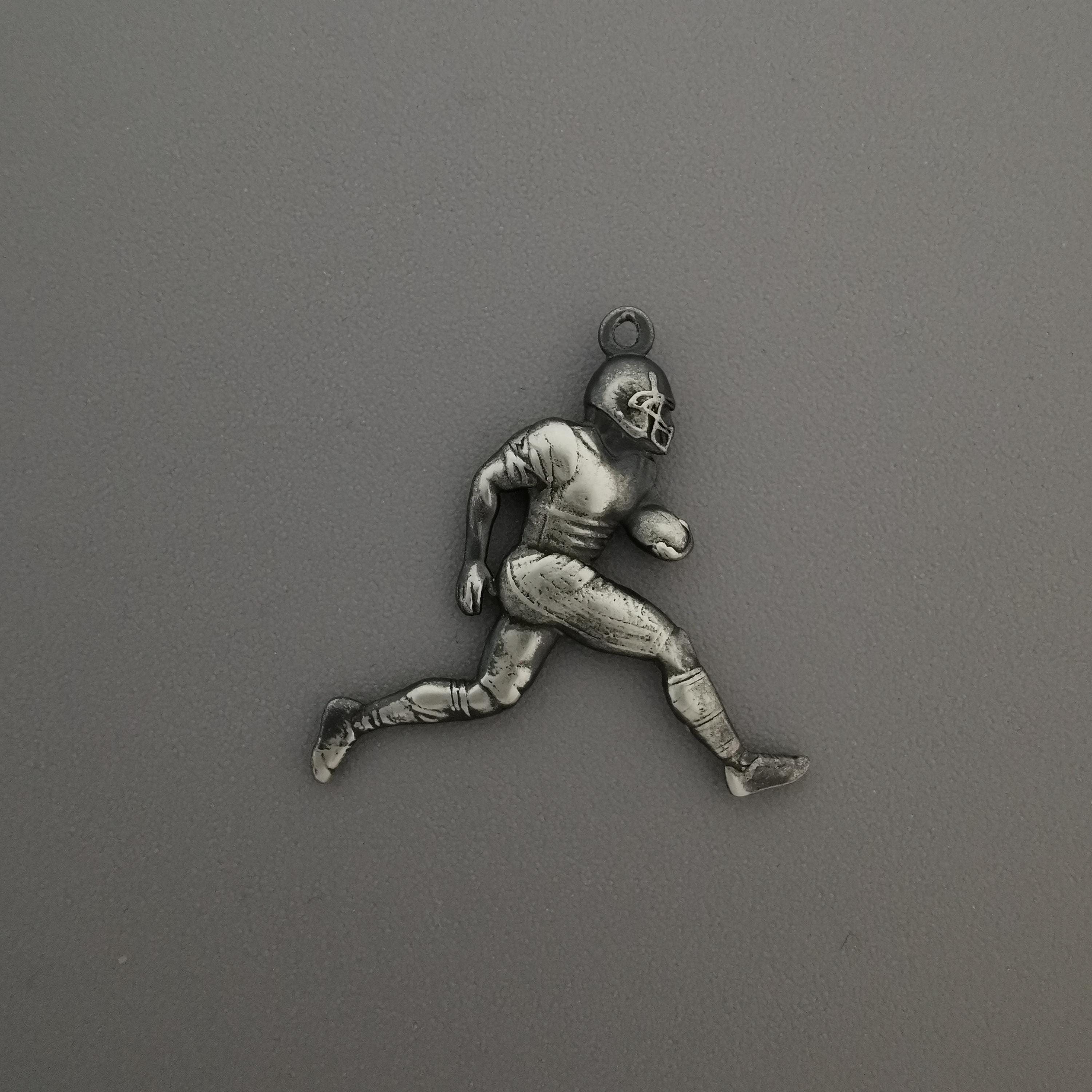 Американски футбол – Мъжки спортен медальон от сребро 925 с винтидж покритие – Ръчно изработено бижу талисман за спортисти и фенове – Идеален подарък за играч, треньор или почитател – SSJ