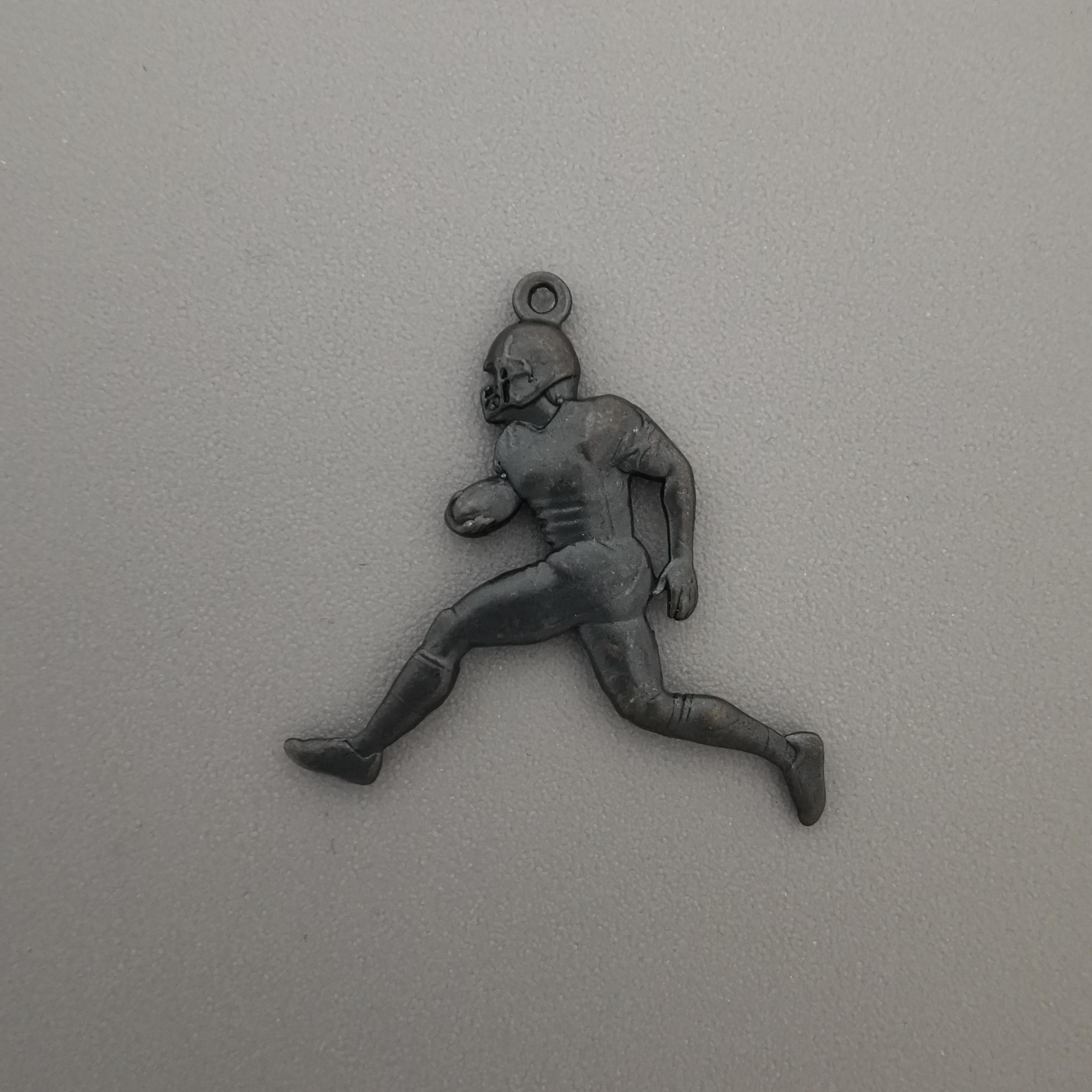 Американски футбол – Мъжки спортен медальон от сребро 925 с оксидирано покритие – Ръчно изработено бижу талисман за спортисти и фенове – Идеален подарък за играч, треньор или почитател – SSJ