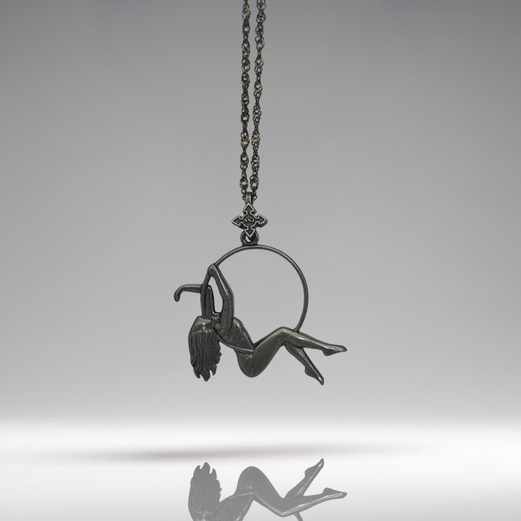 Въздушна акробатика – Женски спортен медальон от сребро 925 с оксидирано черно покритие – Ръчно изработено бижу талисман за гимнастички и танцьорки – Идеален подарък за спортист, треньор или артист – SSJ