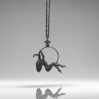 Въздушна акробатика – Женски спортен медальон от сребро 925 с оксидирано черно покритие – Ръчно изработено бижу талисман за гимнастички и танцьорки – Идеален подарък за спортист, треньор или артист – SSJ