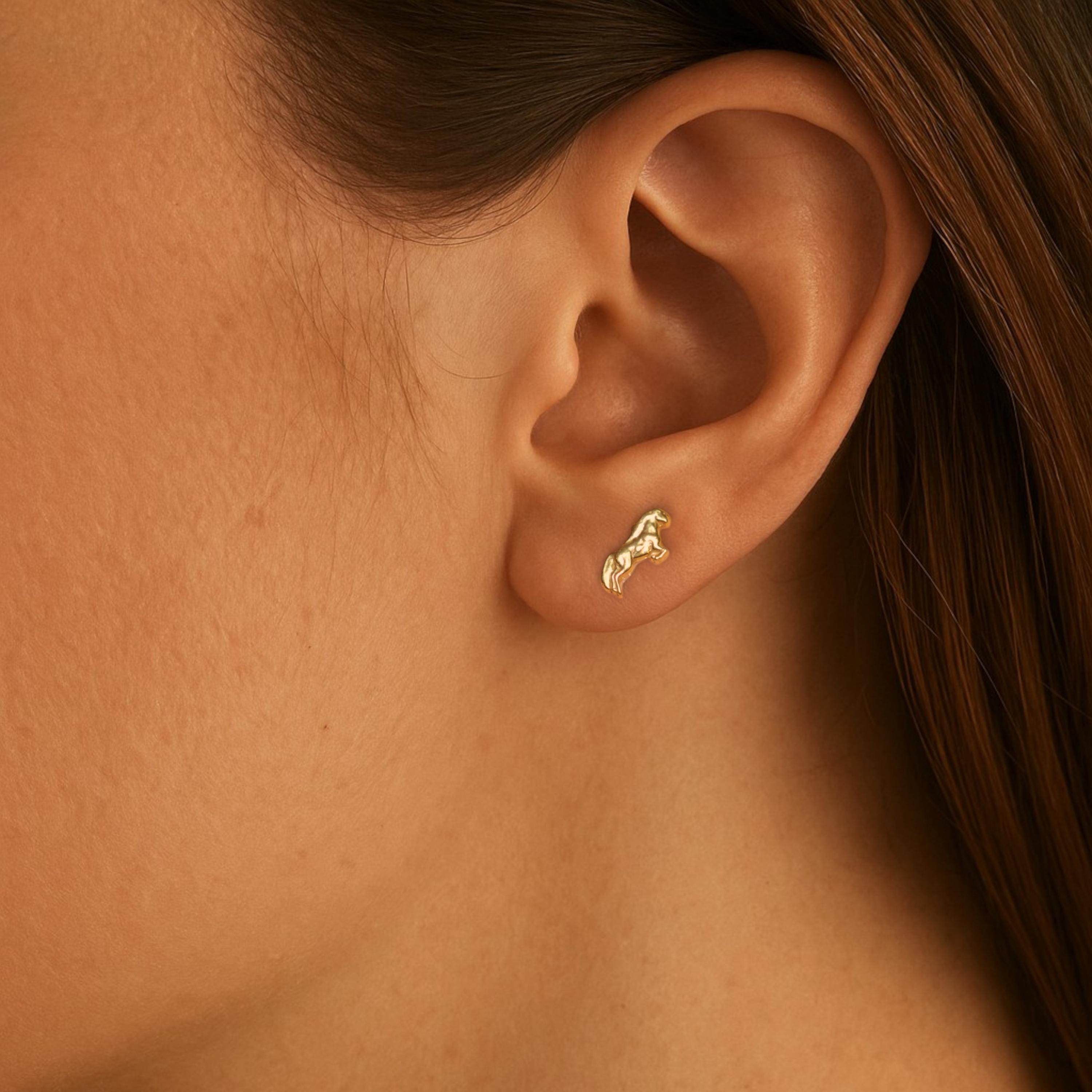 Кон – Дамски обеци с позлатено покритие – Сребро 925 – Ръчно изработени спортни бижута/талисмани конен спорт – Идеален подарък за жена – SSJ