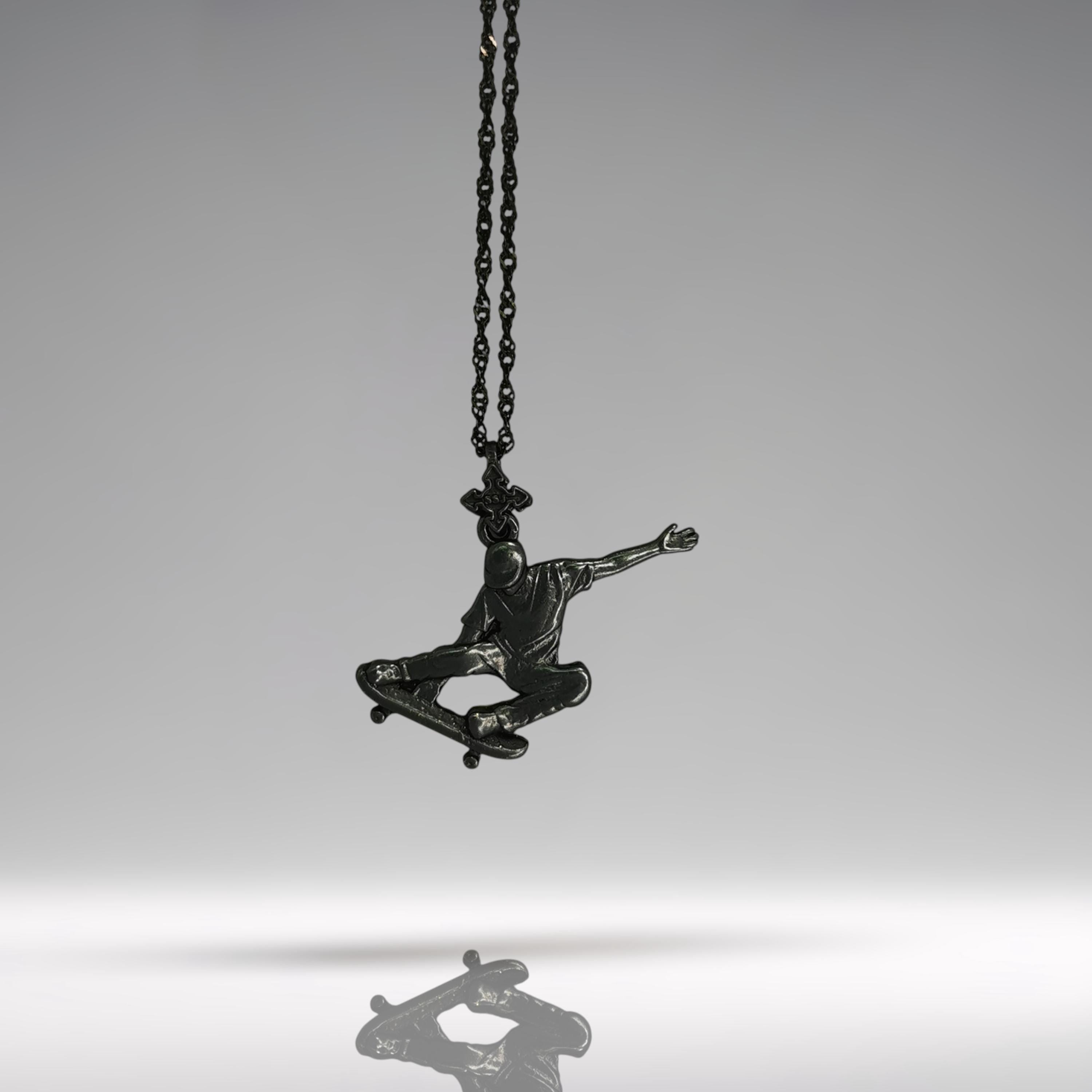 Скейтбордист (скок) – Мъжки спортен медальон от сребро 925 с оксидирано покритие – Ръчно изработено спортно бижу – Идеален подарък за мъж, фен на скейтборда – SSJ