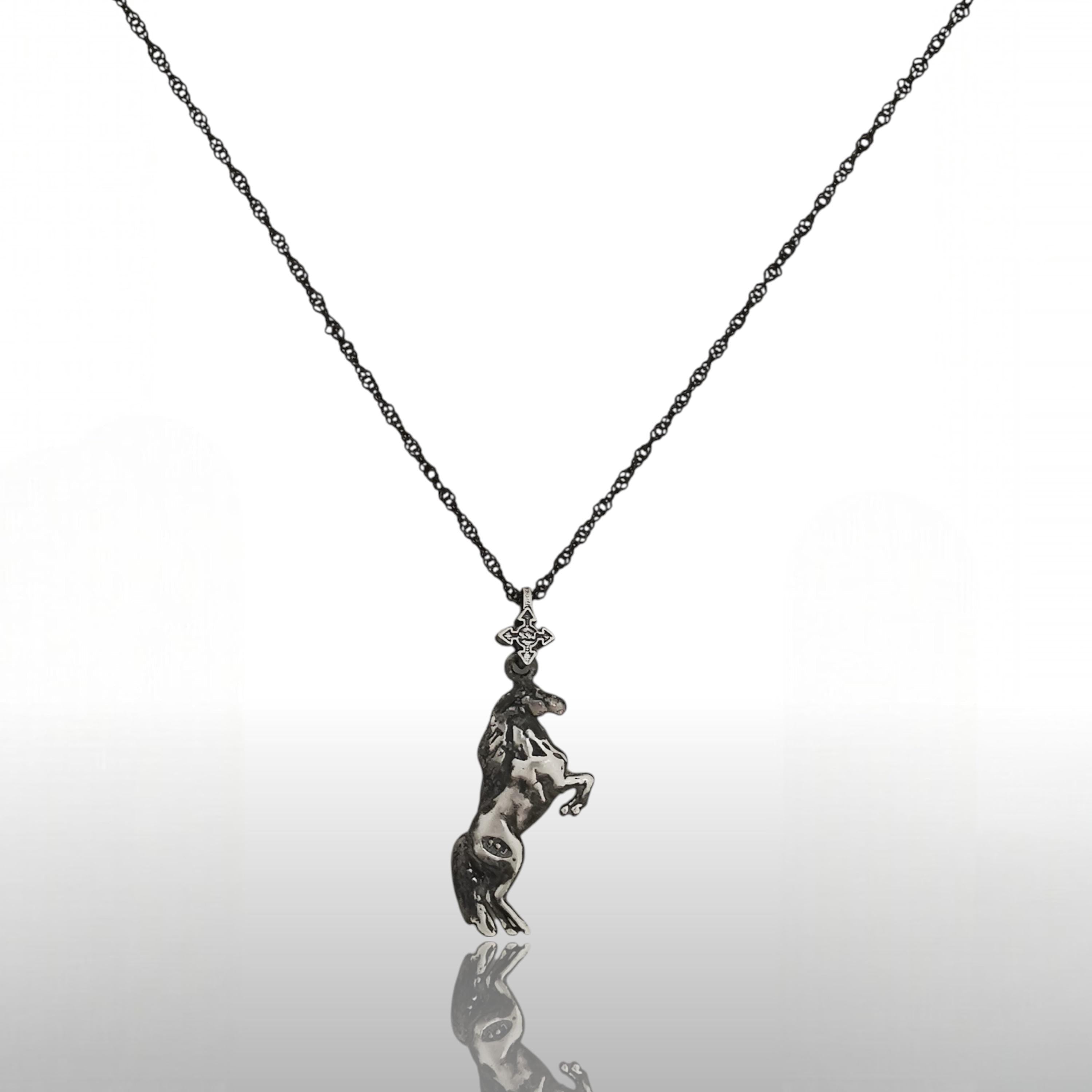 Кон – Мъжки спортен медальон с винтидж покритие – Сребро 925 – Ръчно изработено бижу/талисман конен спорт – Идеален подарък – SSJ