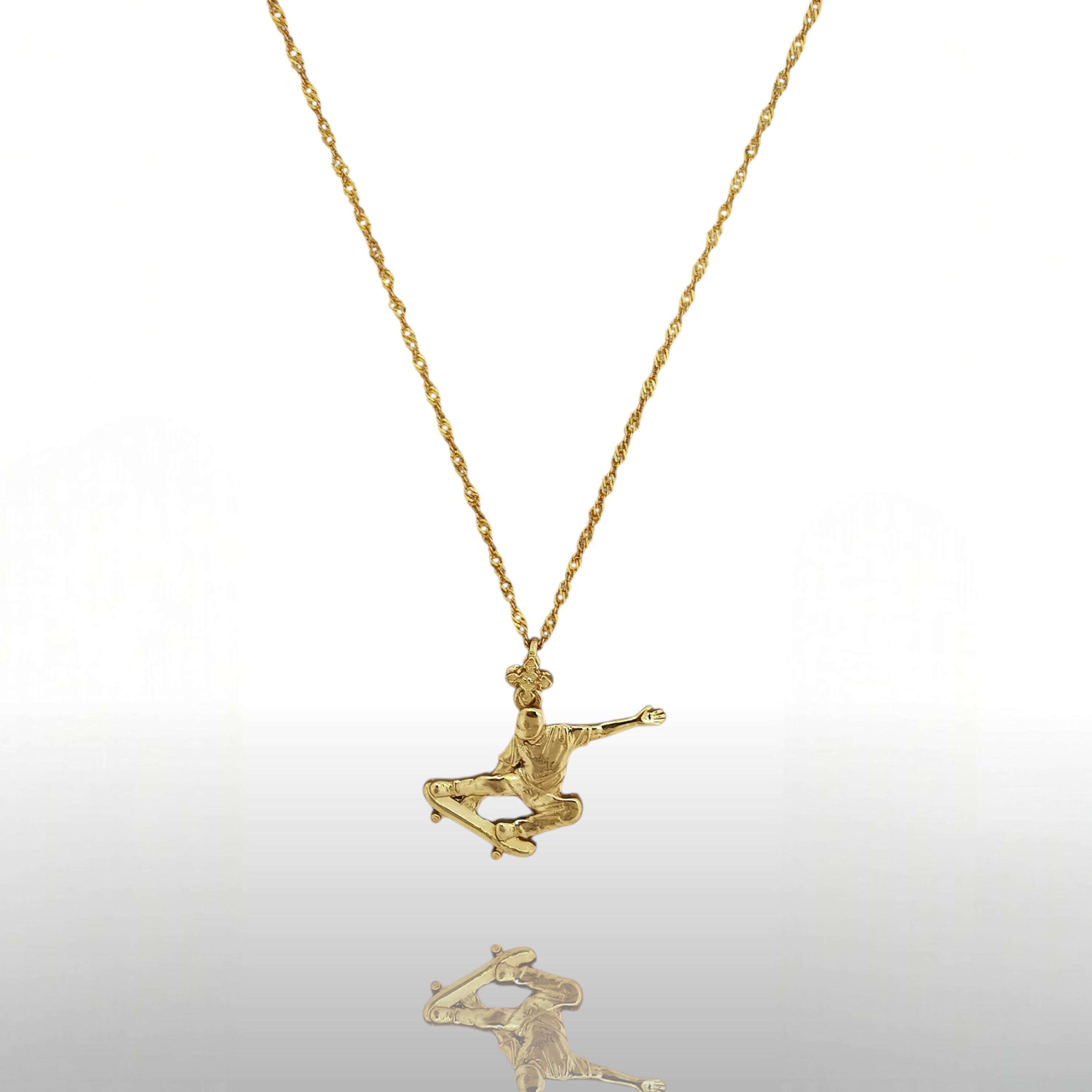 Скейтбордист (скок) – Мъжки спортен медальон от сребро 925 с позлатено покритие – Ръчно изработено спортно бижу – Идеален подарък за мъж, фен на скейтборда – SSJ