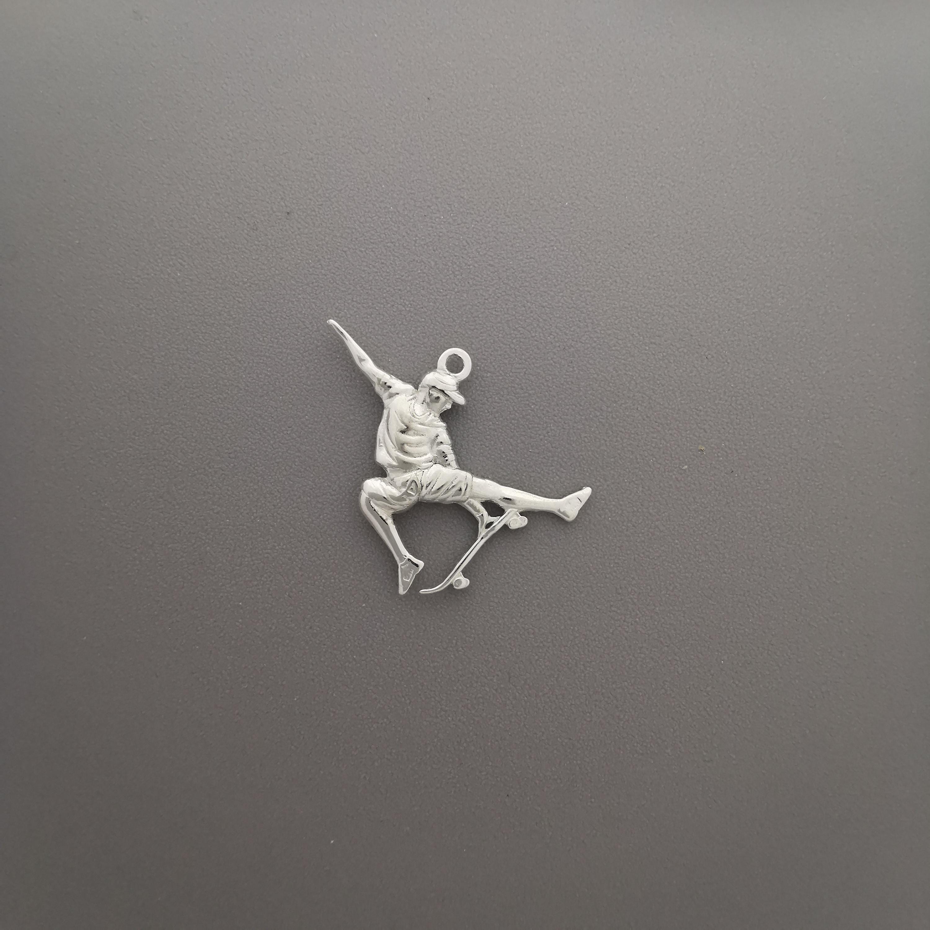 Скейтбордист – Мъжки спортен медальон от сребро 925 в класическо сребро – Ръчно изработено спортно бижу – Идеален подарък за мъж, фен на скейтборда – SSJ