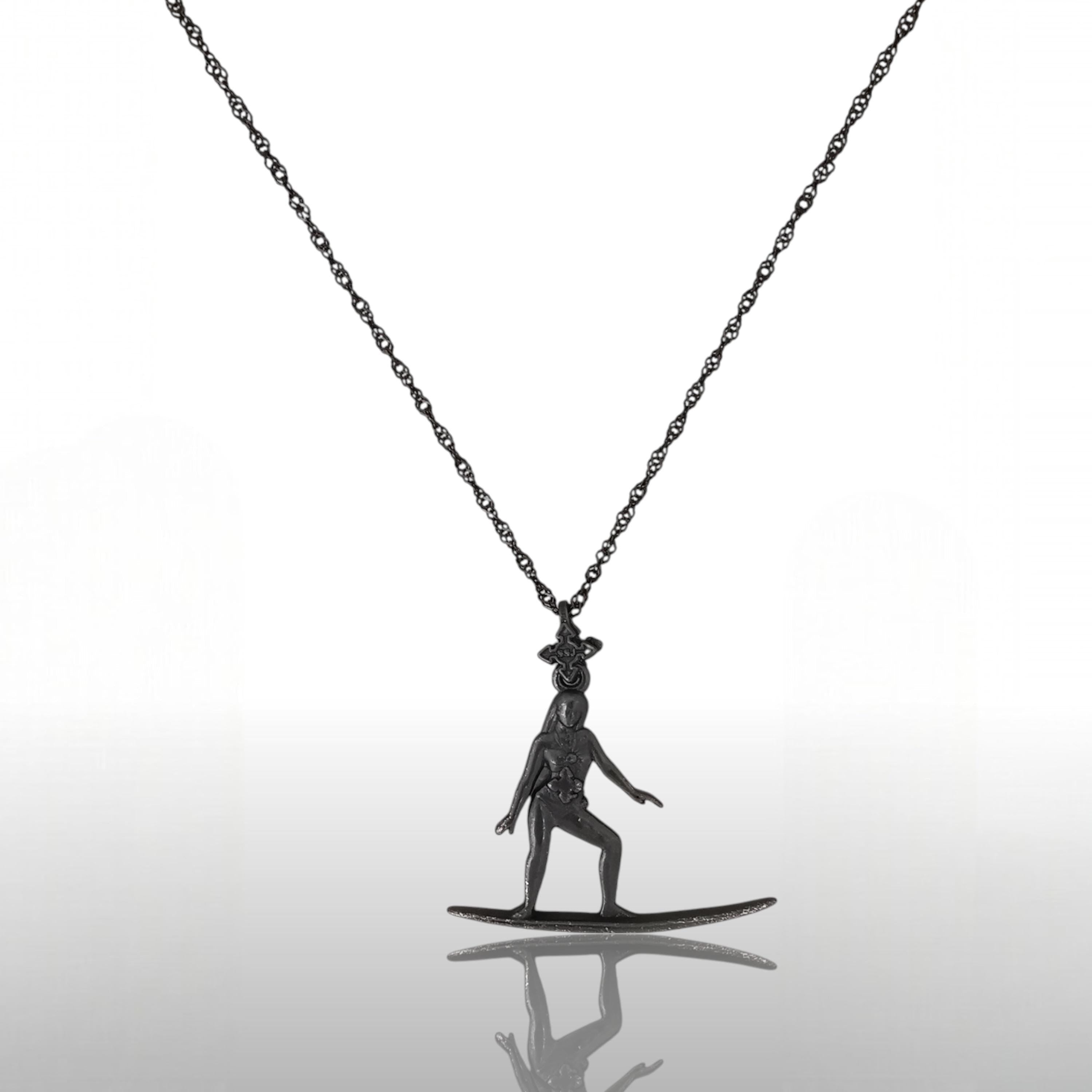 Сърфистка – Дамски спортен медальон от сребро 925 с оксидирано покритие – Ръчно изработено спортно бижу – Идеален подарък за жена, фенка на сърфа – SSJ