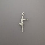Танцьорка – Дамски спортен медальон в класическо сребро 925 – Ръчно изработено спортно бижу – Идеален подарък за жена, фенка на спортните танци – SSJ