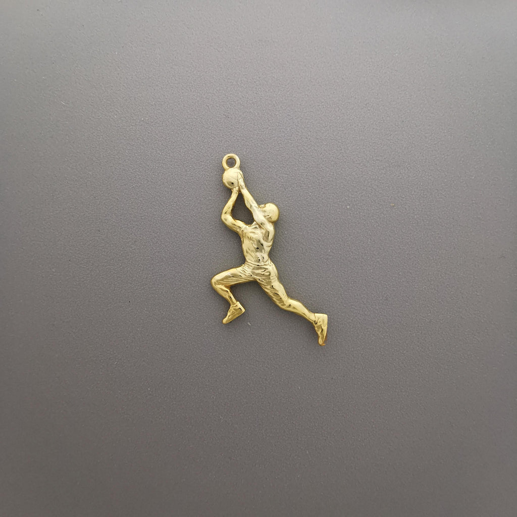 Баскетбол – Мъжки спортен медальон от сребро 925 с позлатено покритие – Ръчно изработено бижу талисман за баскетболисти и фенове – Идеален подарък за спортист, треньор или почитател – SSJ